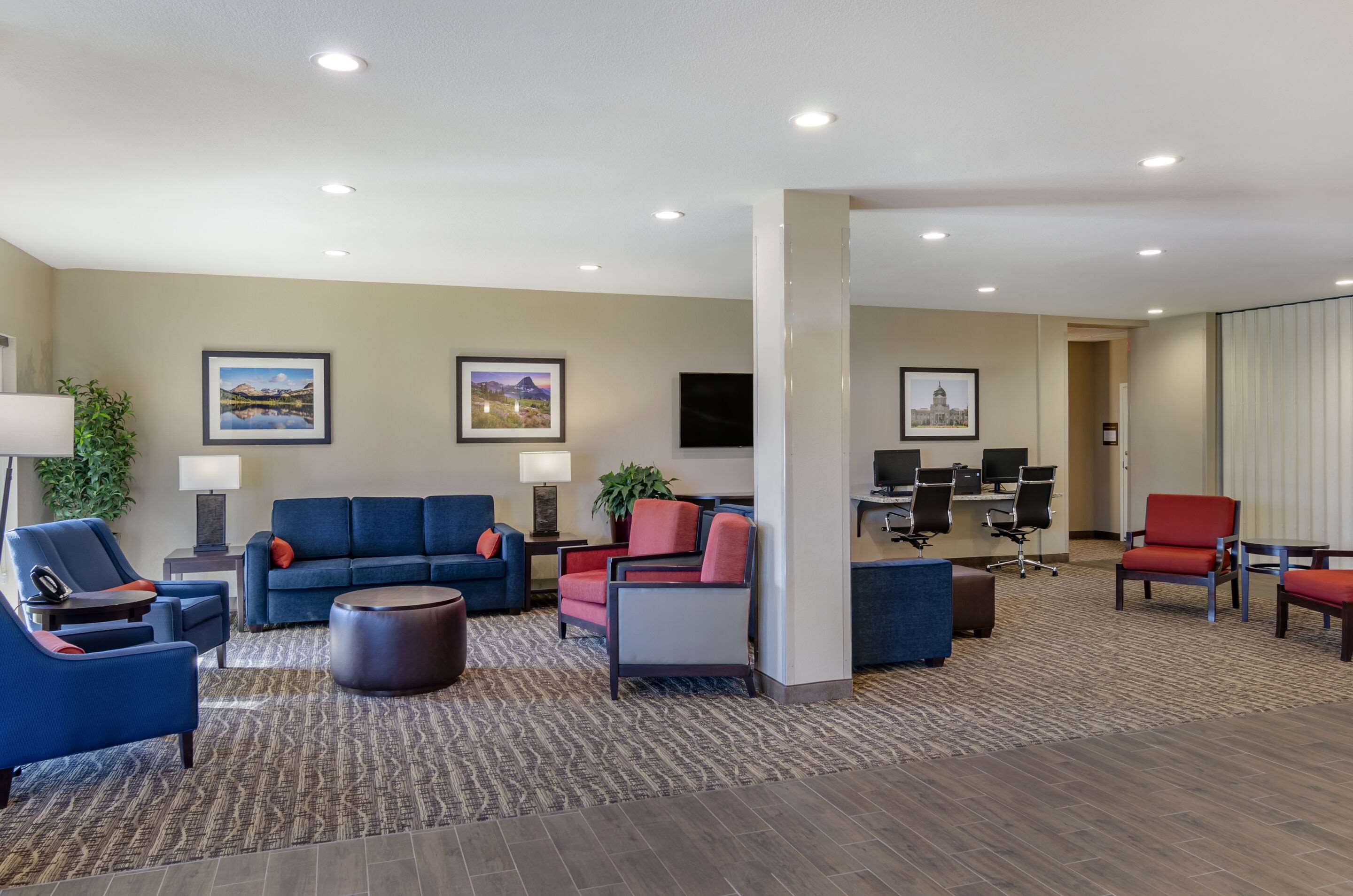 Lobby with sitting area | Comfort Suites Helena Airport