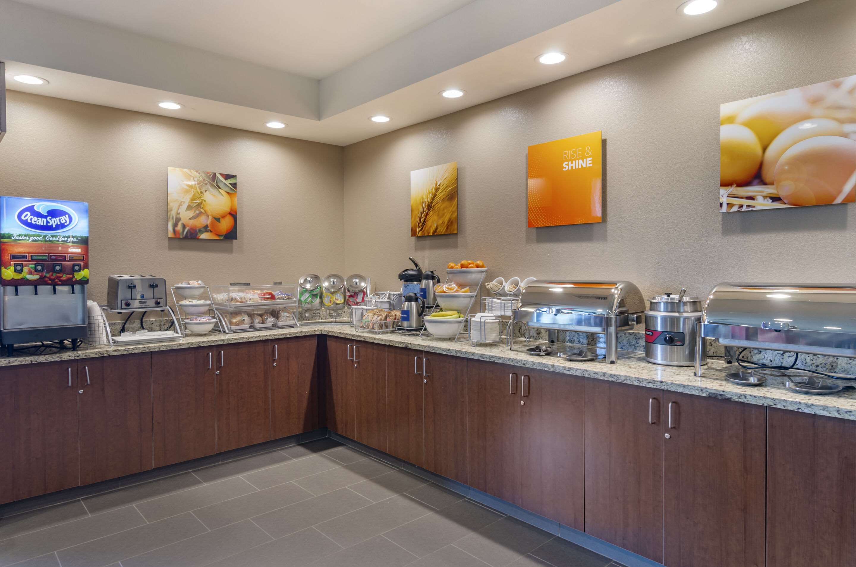 Breakfast area | Comfort Suites Helena Airport