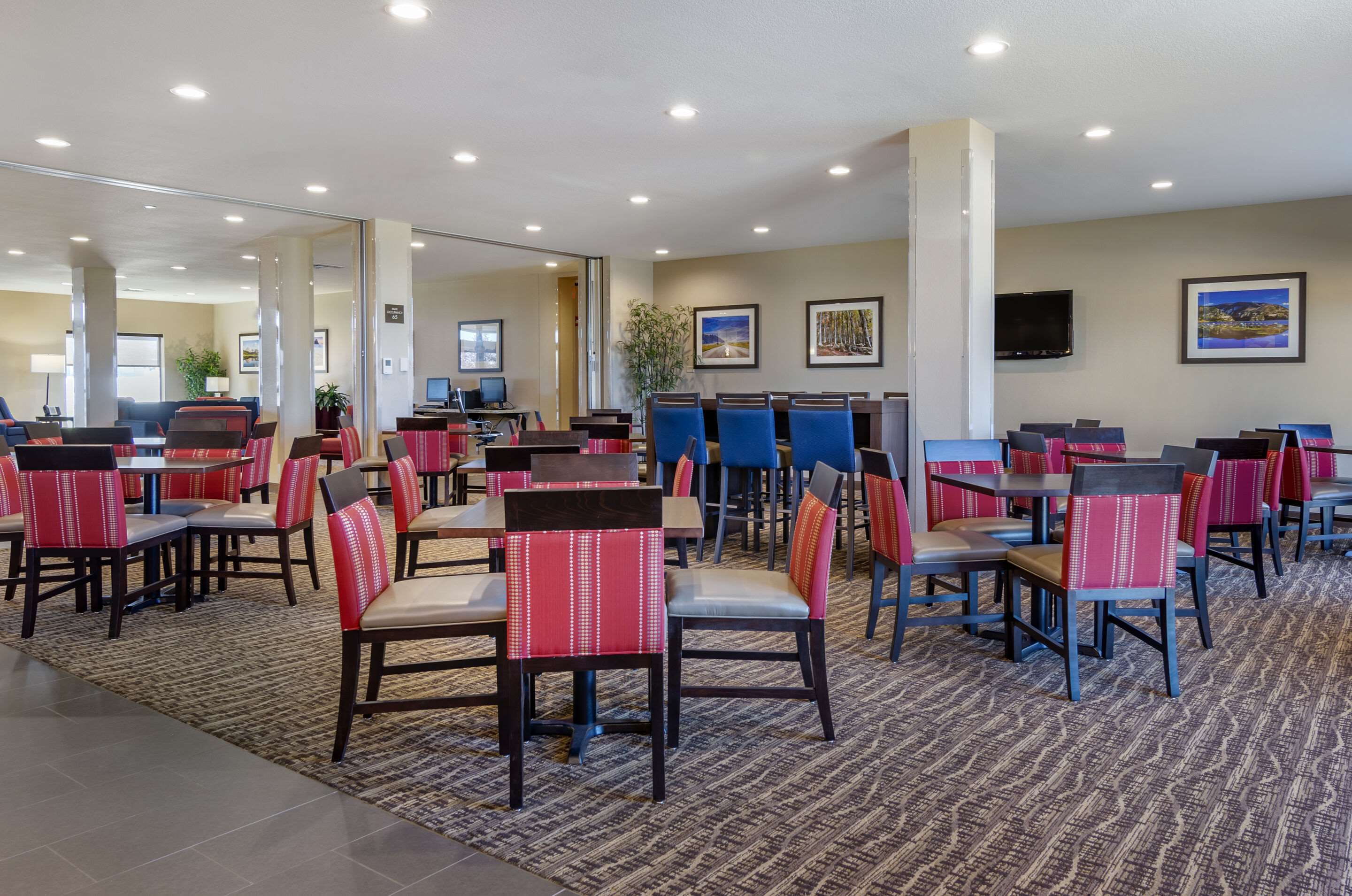 Enjoy breakfast in this seating area | Comfort Suites Helena Airport