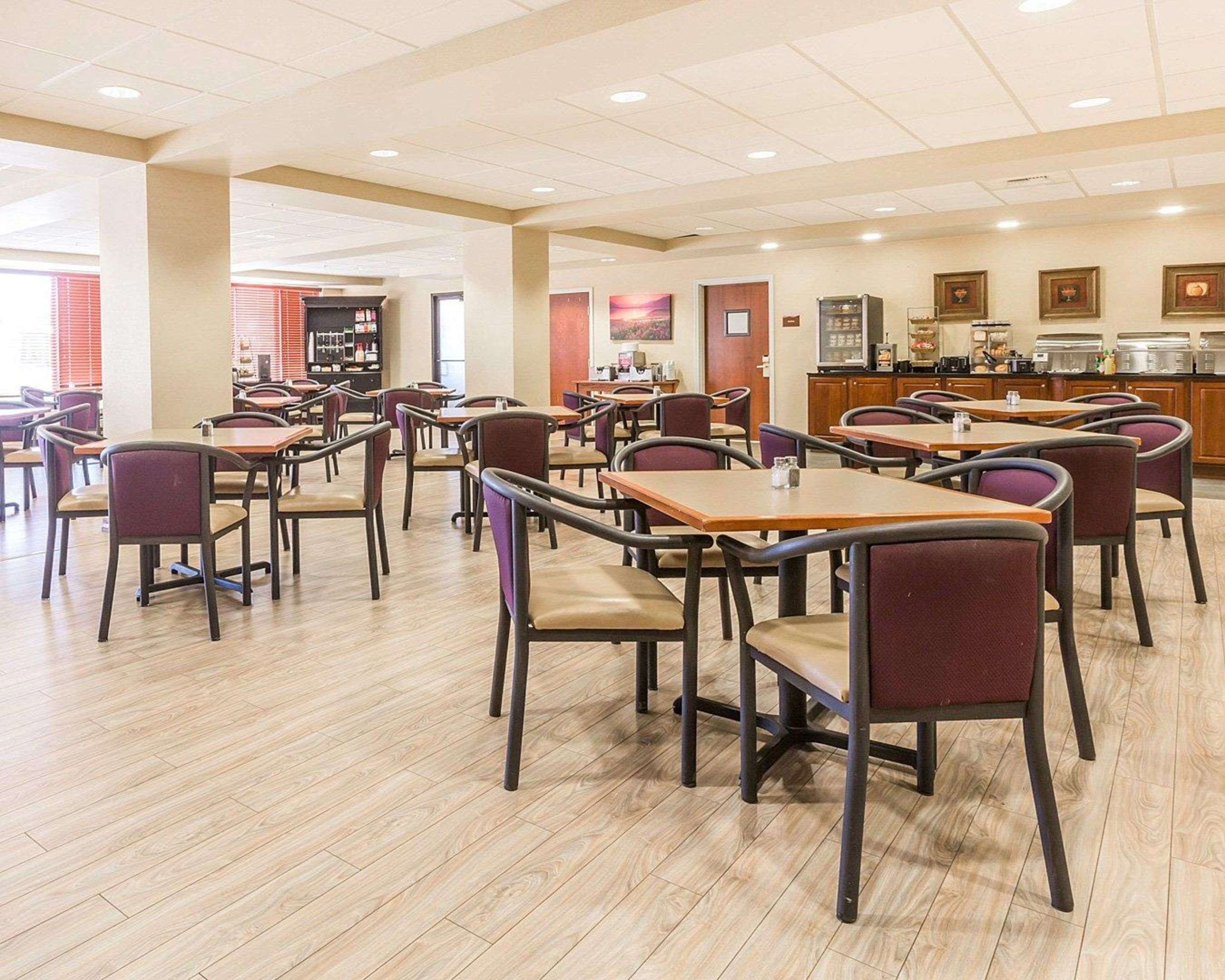 Enjoy breakfast in this seating area | Big Horn Resort, Ascend Hotel Collection