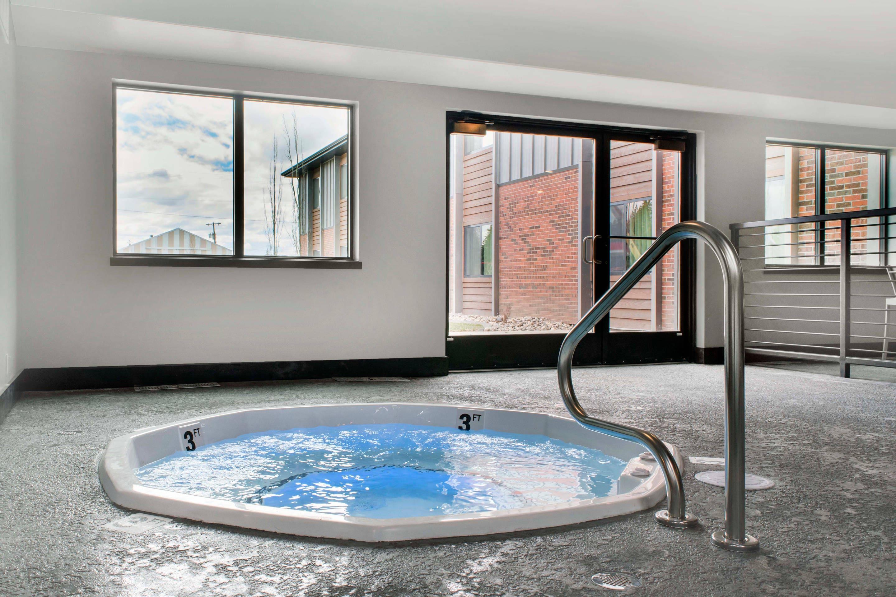 Indoor pool | Copper King Convention Center, Ascend Hotel Collection