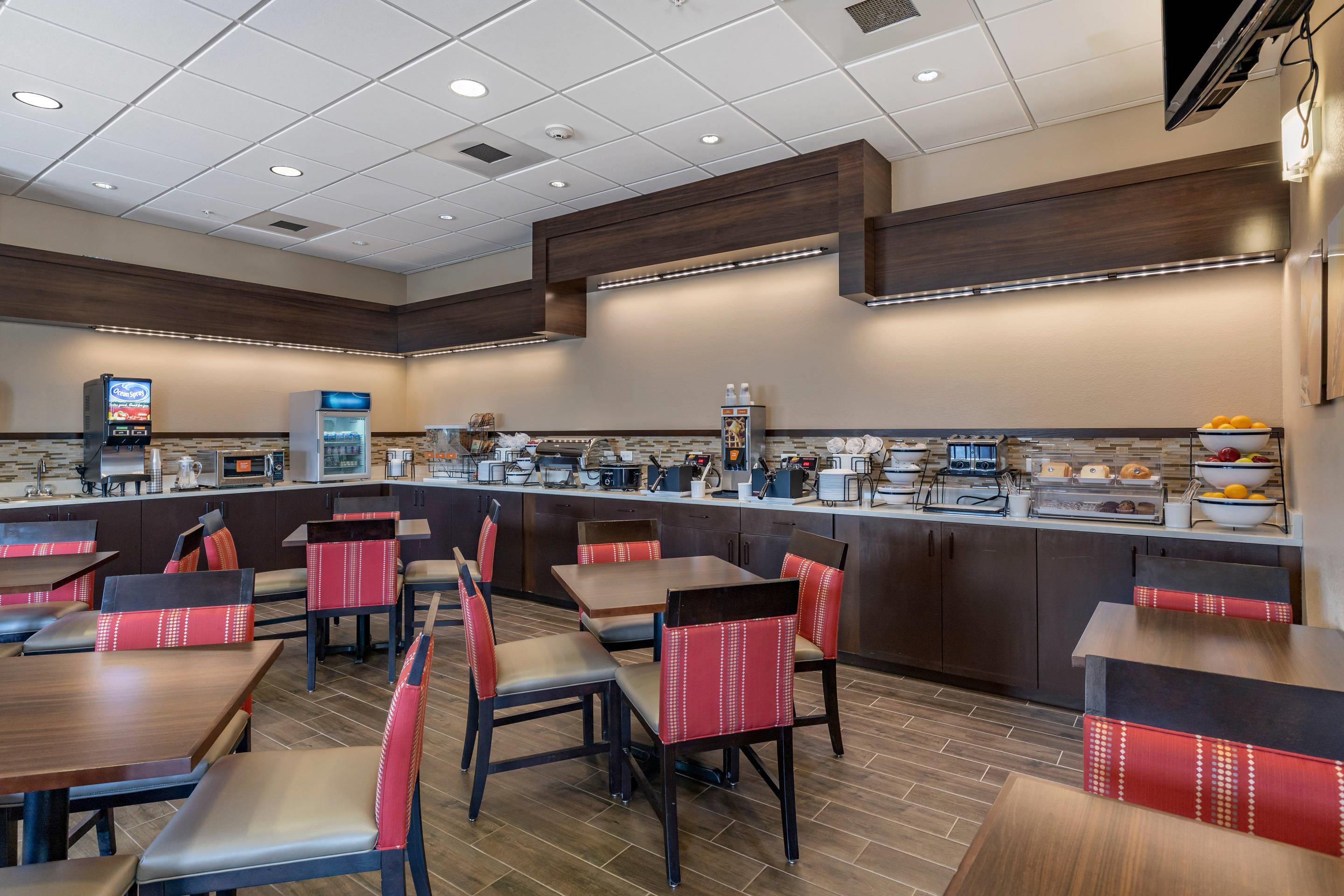 Free hot breakfast | Comfort Inn & Suites Gateway to Glacier National Park