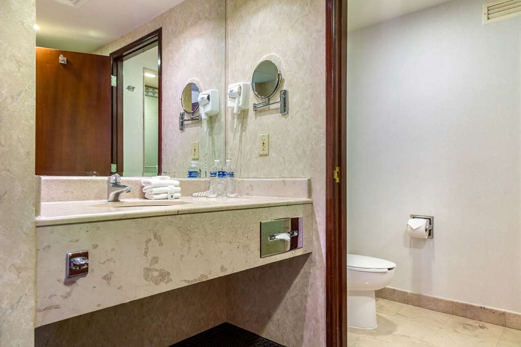 QUALITY INN MONTERREY LA FE-guestroom-Guest Room,Bathroom,On-Site.jpg