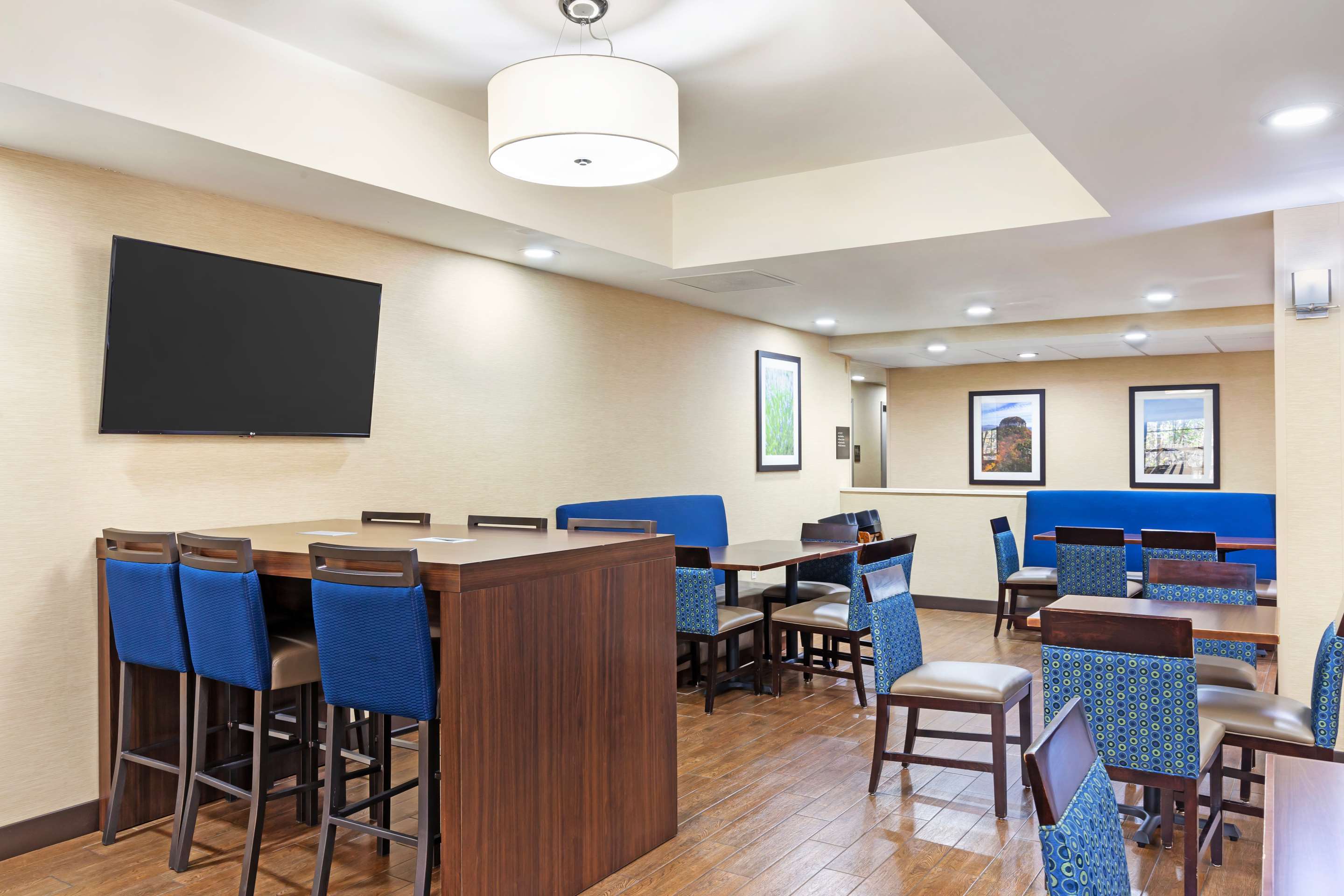 Breakfast area | Comfort Suites Hanes Mall