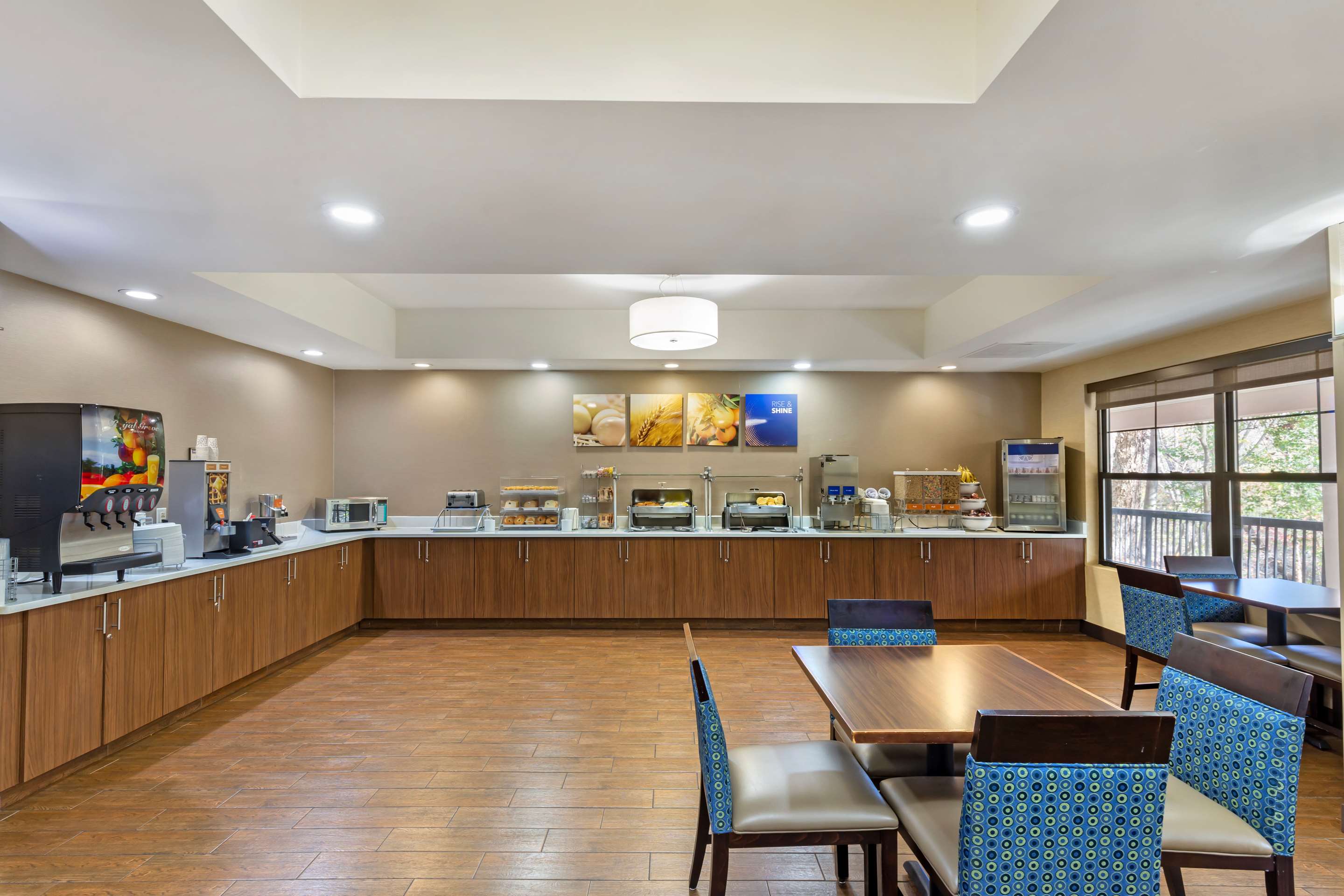 Breakfast area | Comfort Suites Hanes Mall