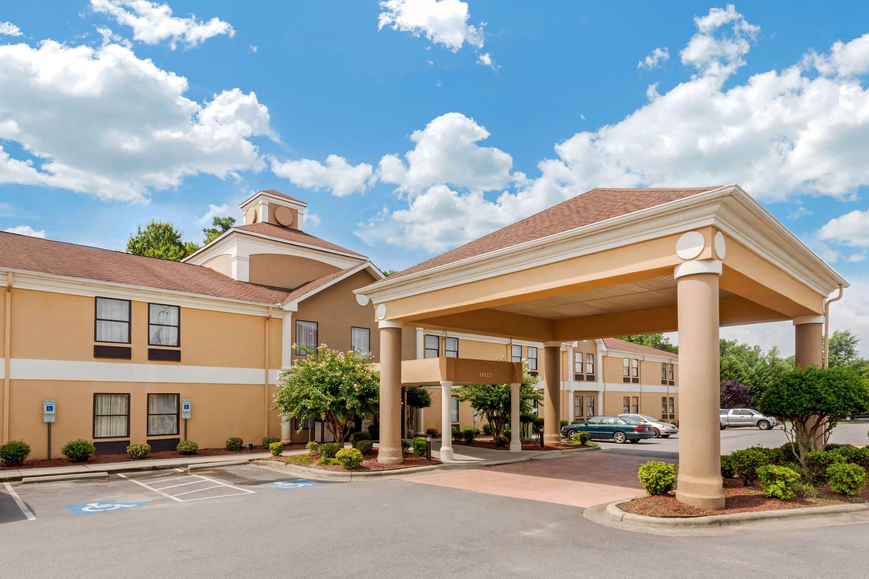 Hotel exterior | Quality Inn High Point - Archdale
