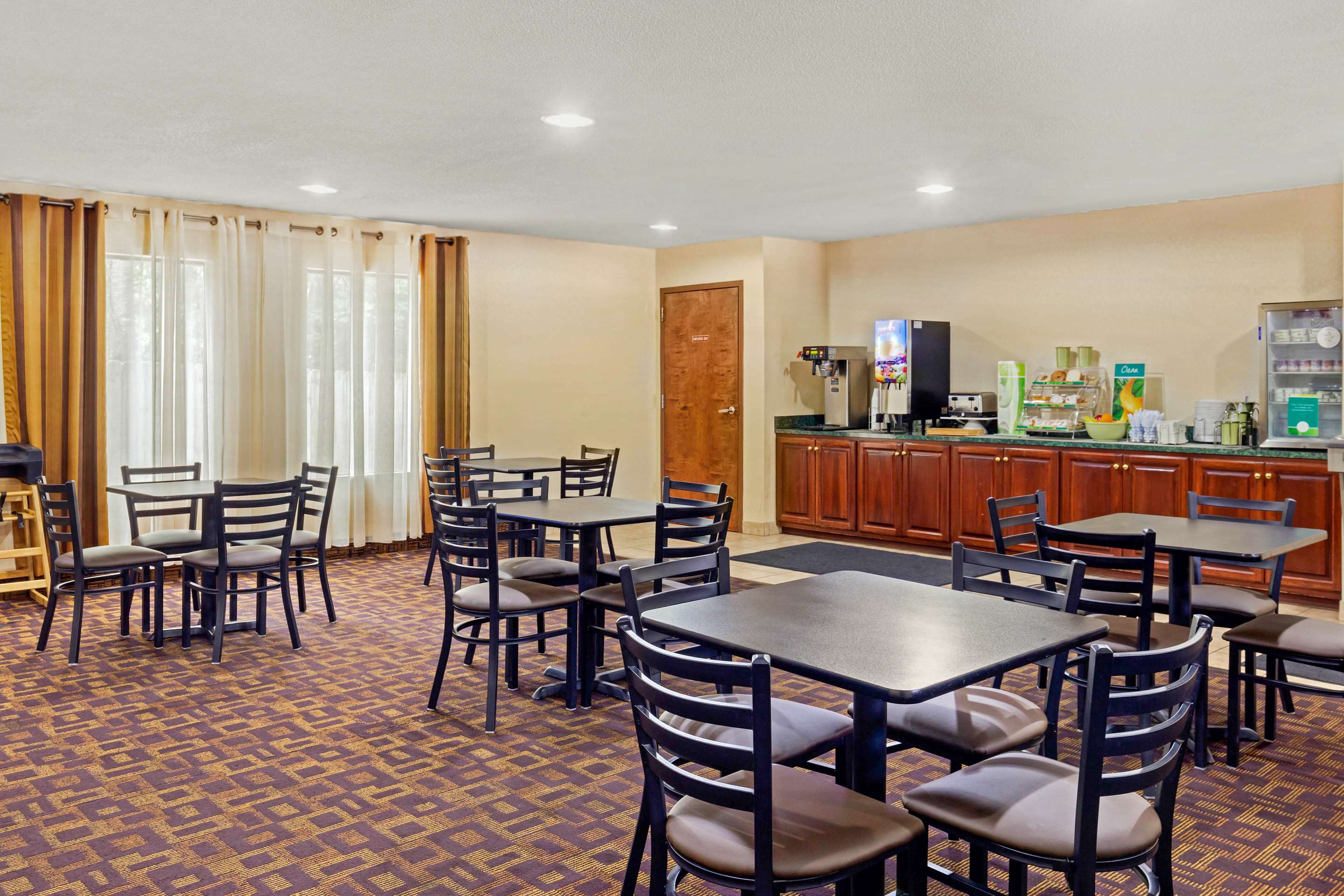 Breakfast area | Quality Inn High Point - Archdale