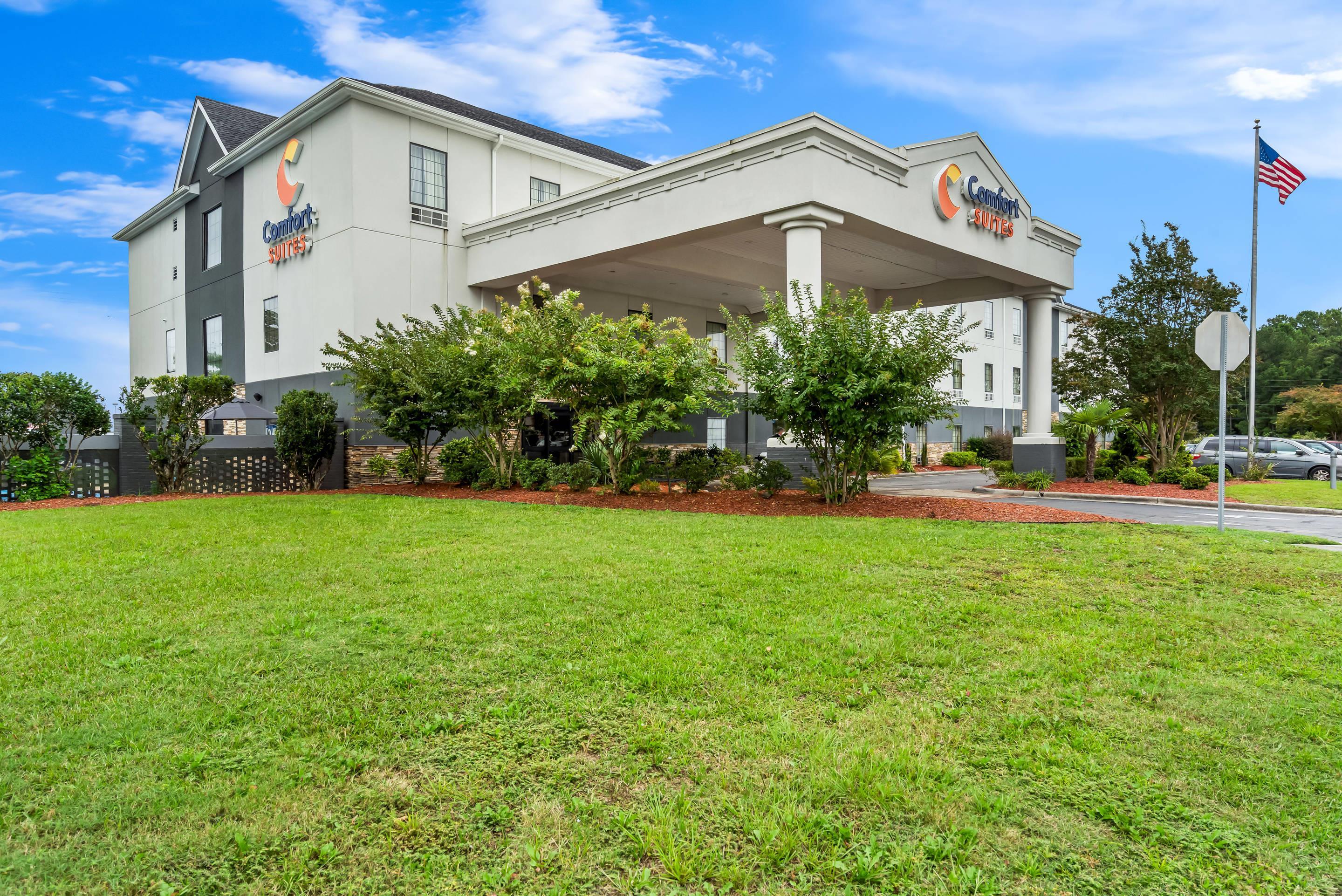 Hotel exterior | Comfort Suites near Camp Lejeune