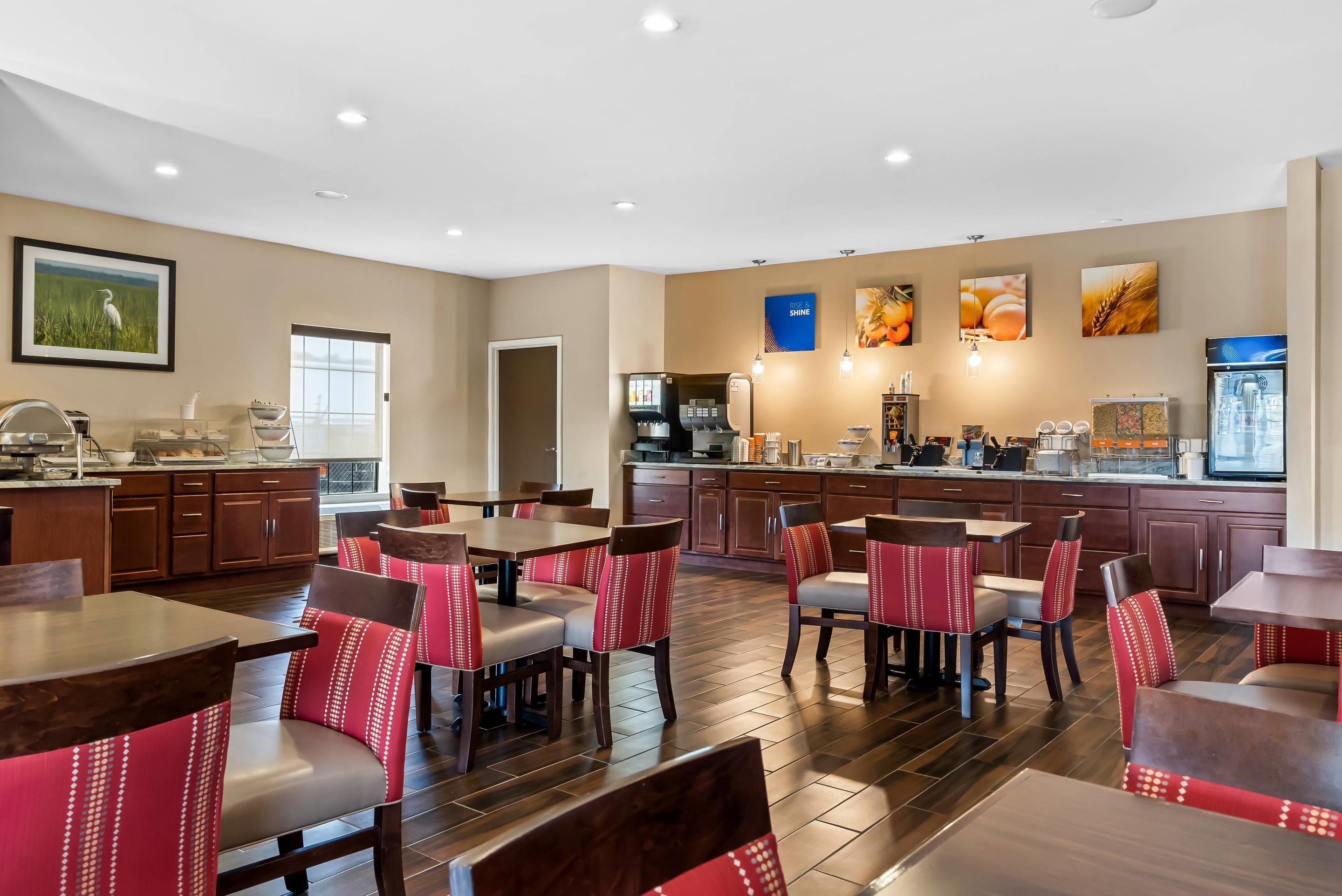Breakfast area | Comfort Suites near Camp Lejeune