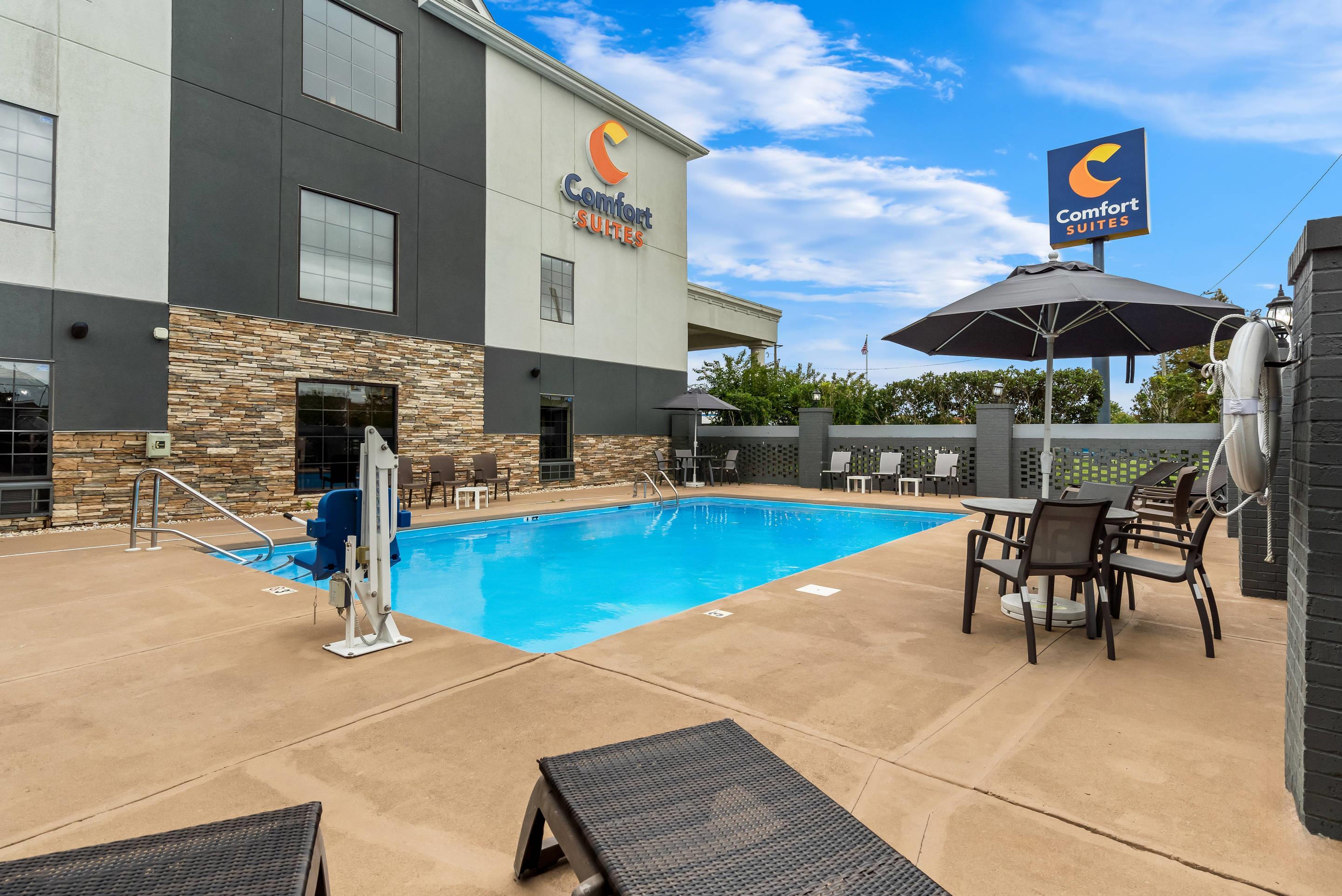 Outdoor pool | Comfort Suites near Camp Lejeune