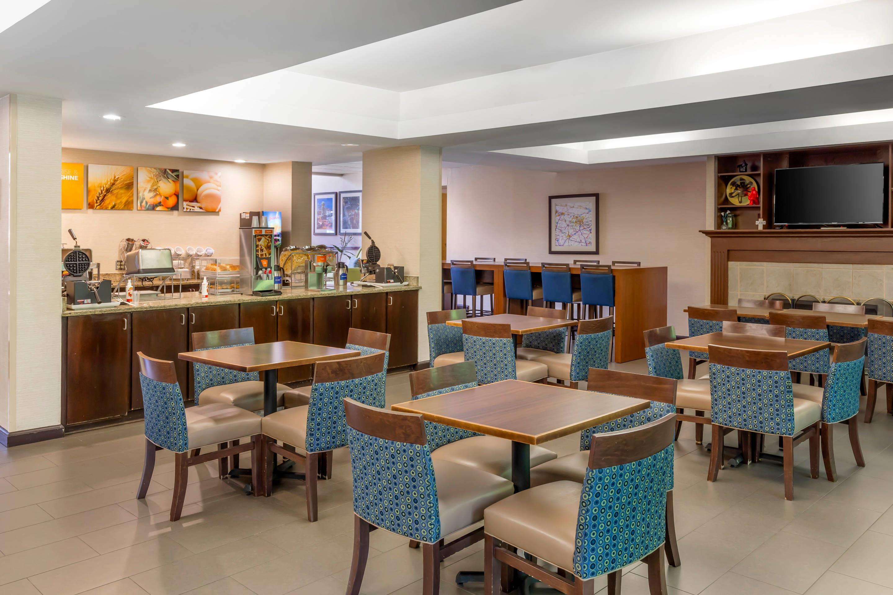 Breakfast area | Comfort Suites Regency Park