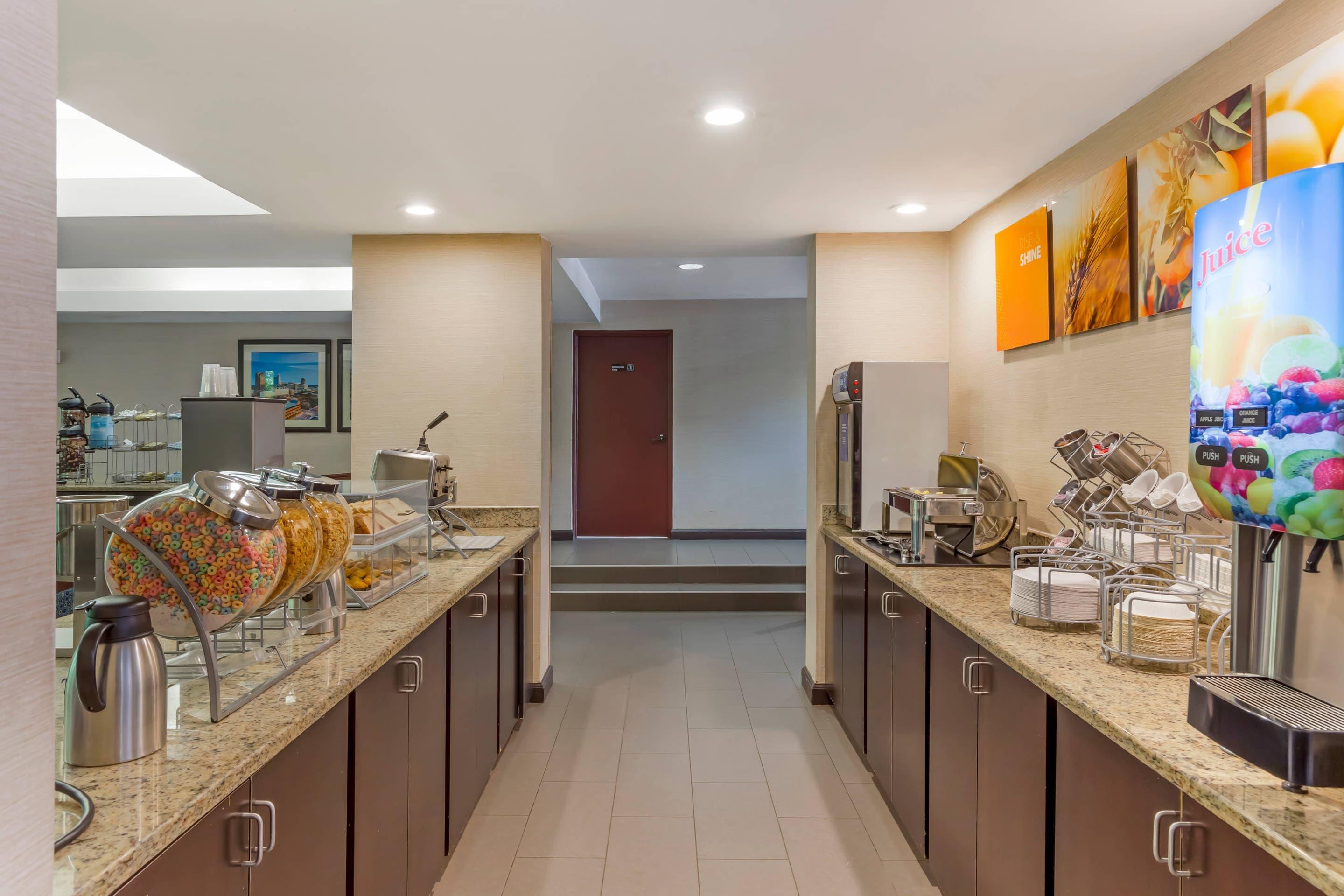 Breakfast area | Comfort Suites Regency Park