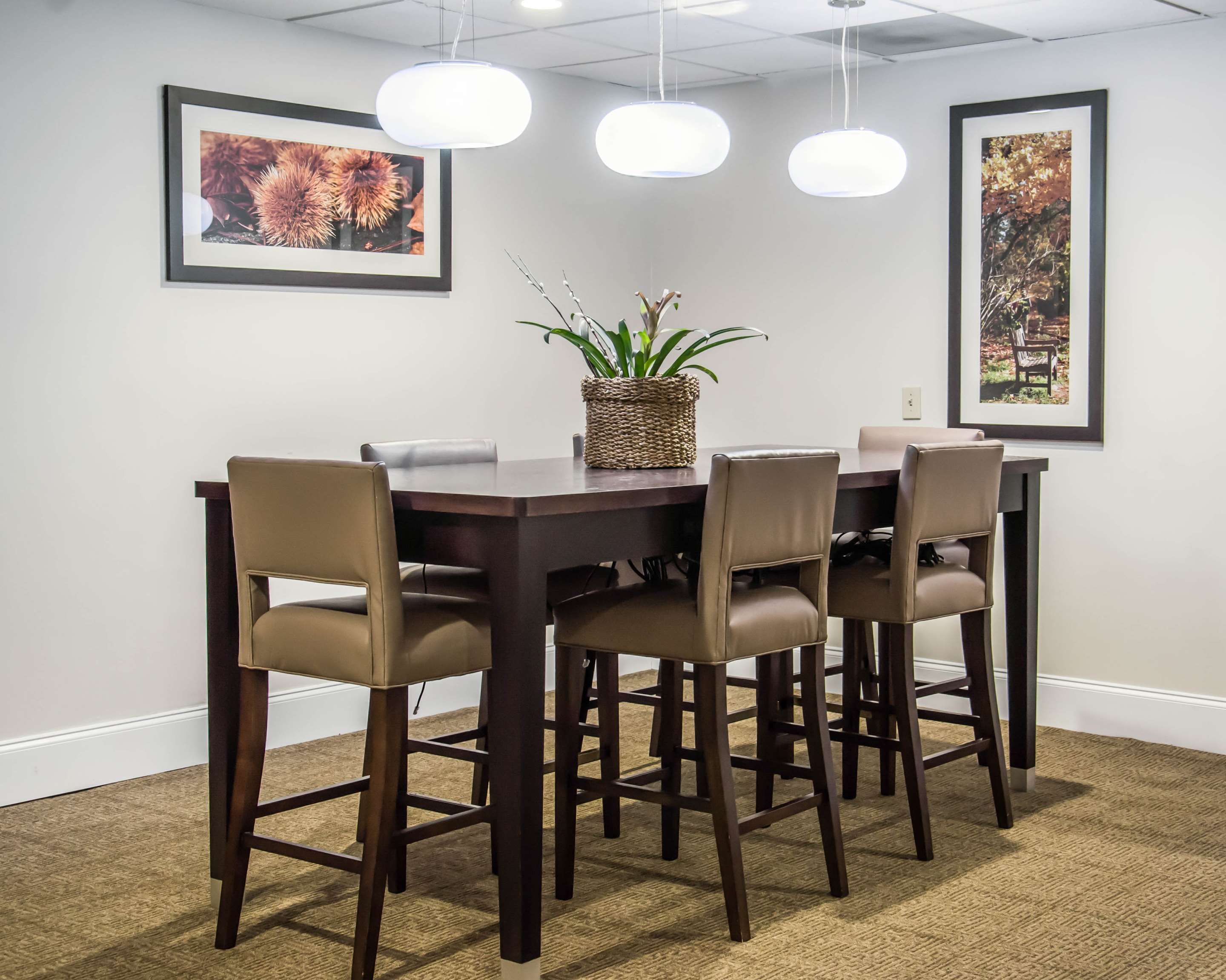 Enjoy breakfast in this seating area | Comfort Suites Research Park - University