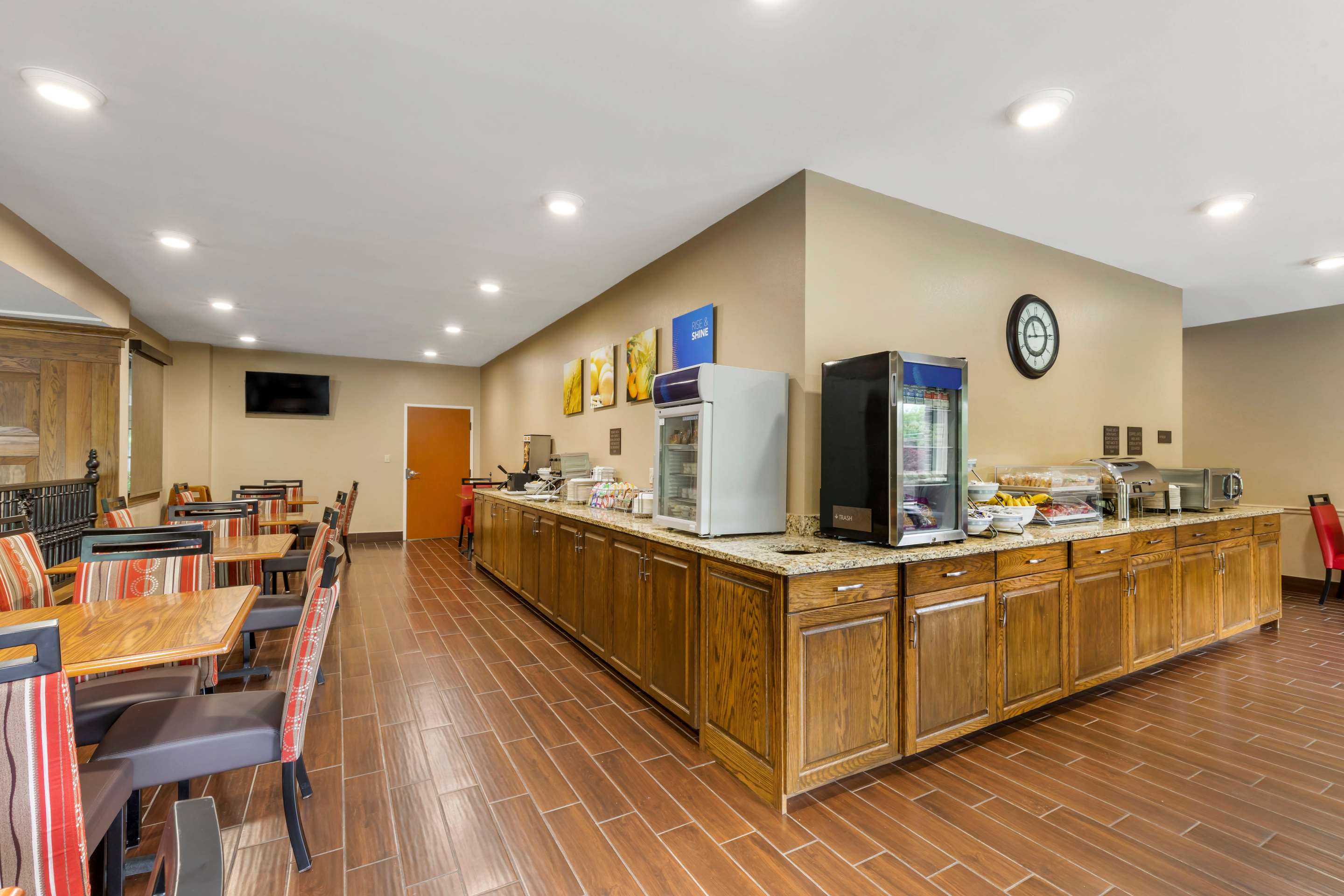 Breakfast area | Comfort Suites Boone - University Area