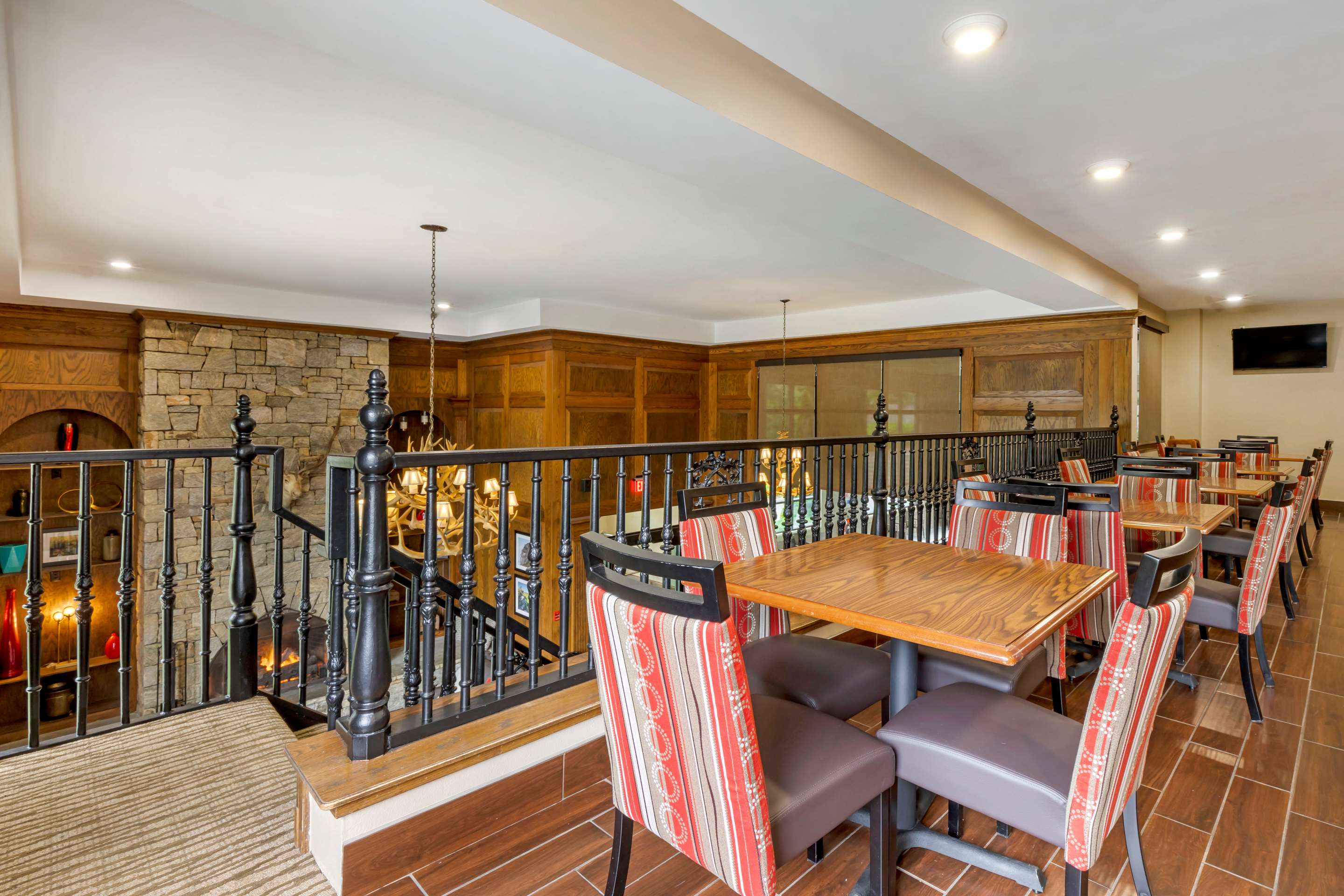 Breakfast area | Comfort Suites Boone - University Area