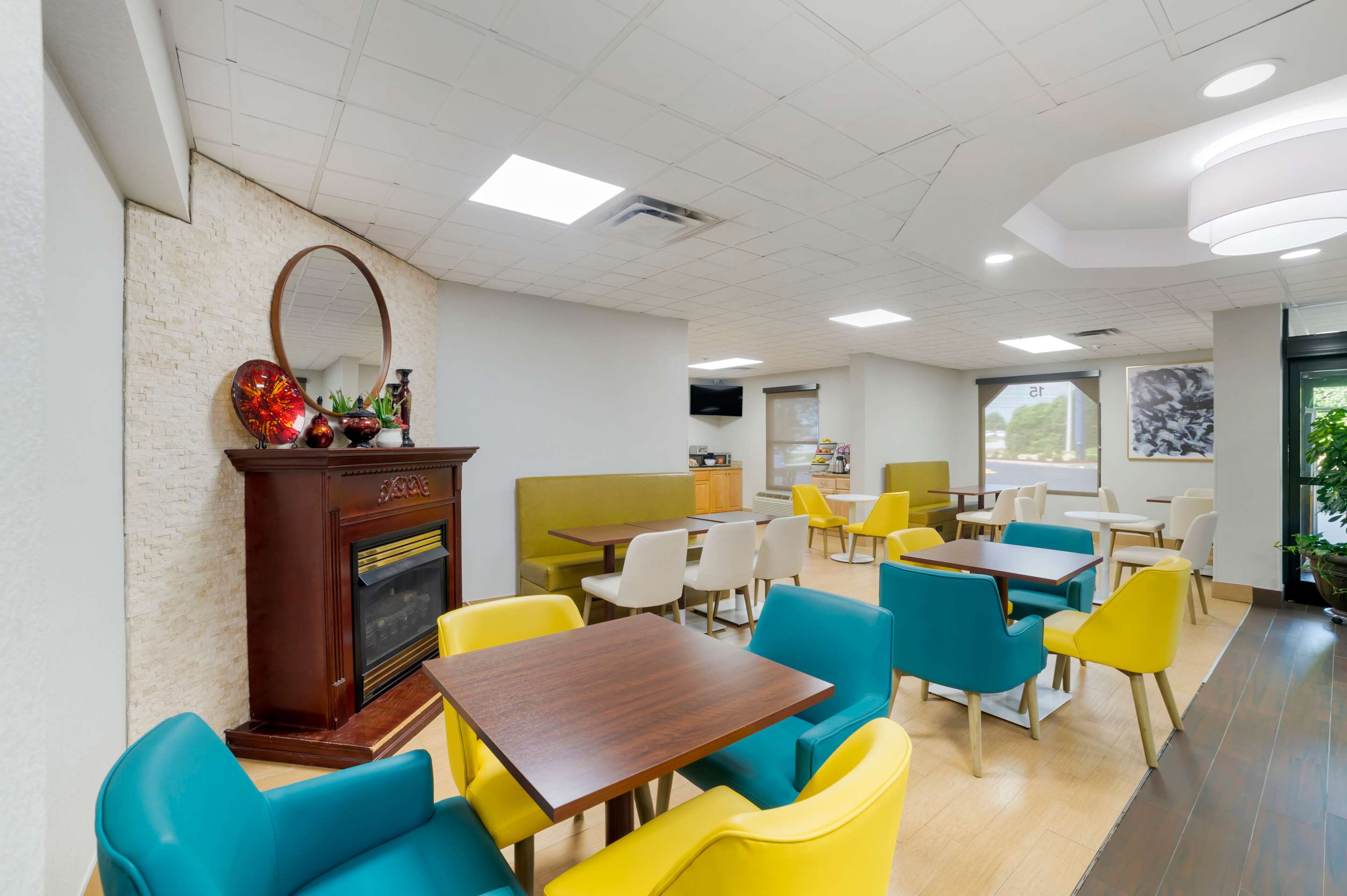 Breakfast area | Comfort Inn Asheville Airport