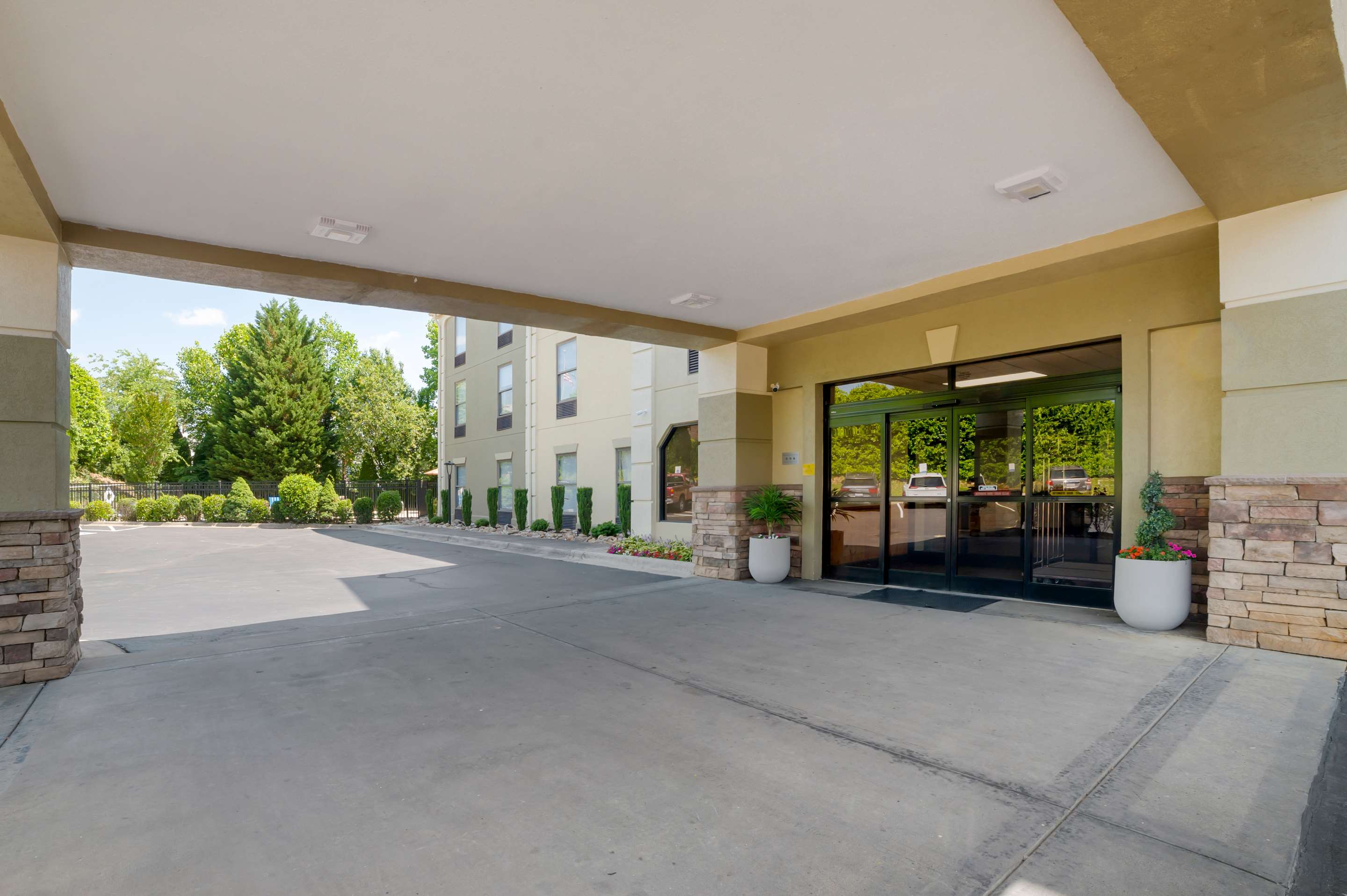 Hotel Entrance | Comfort Inn Asheville Airport