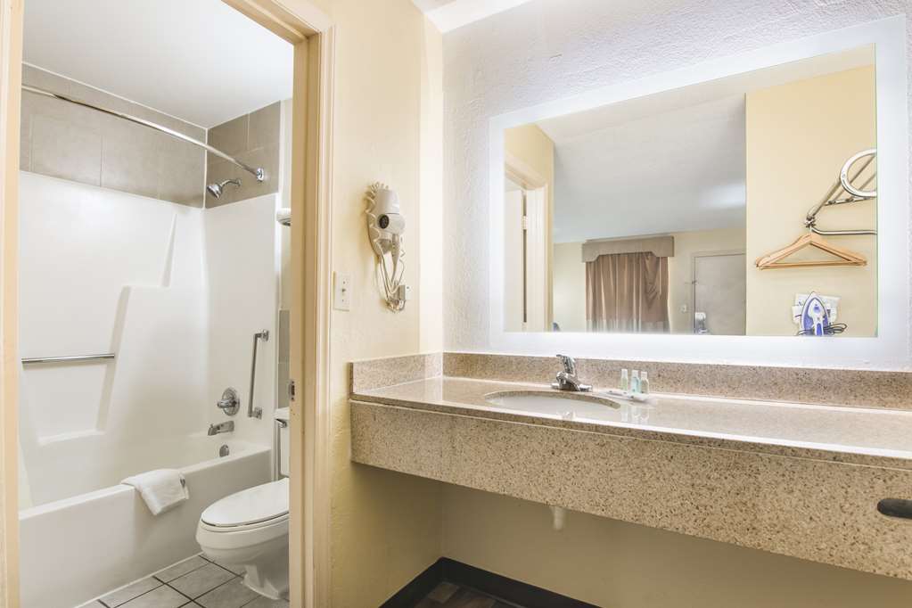 QUALITY INN KINGS MOUNTAIN-guestroom-Guest Room,Bathroom,On-Site.jpg