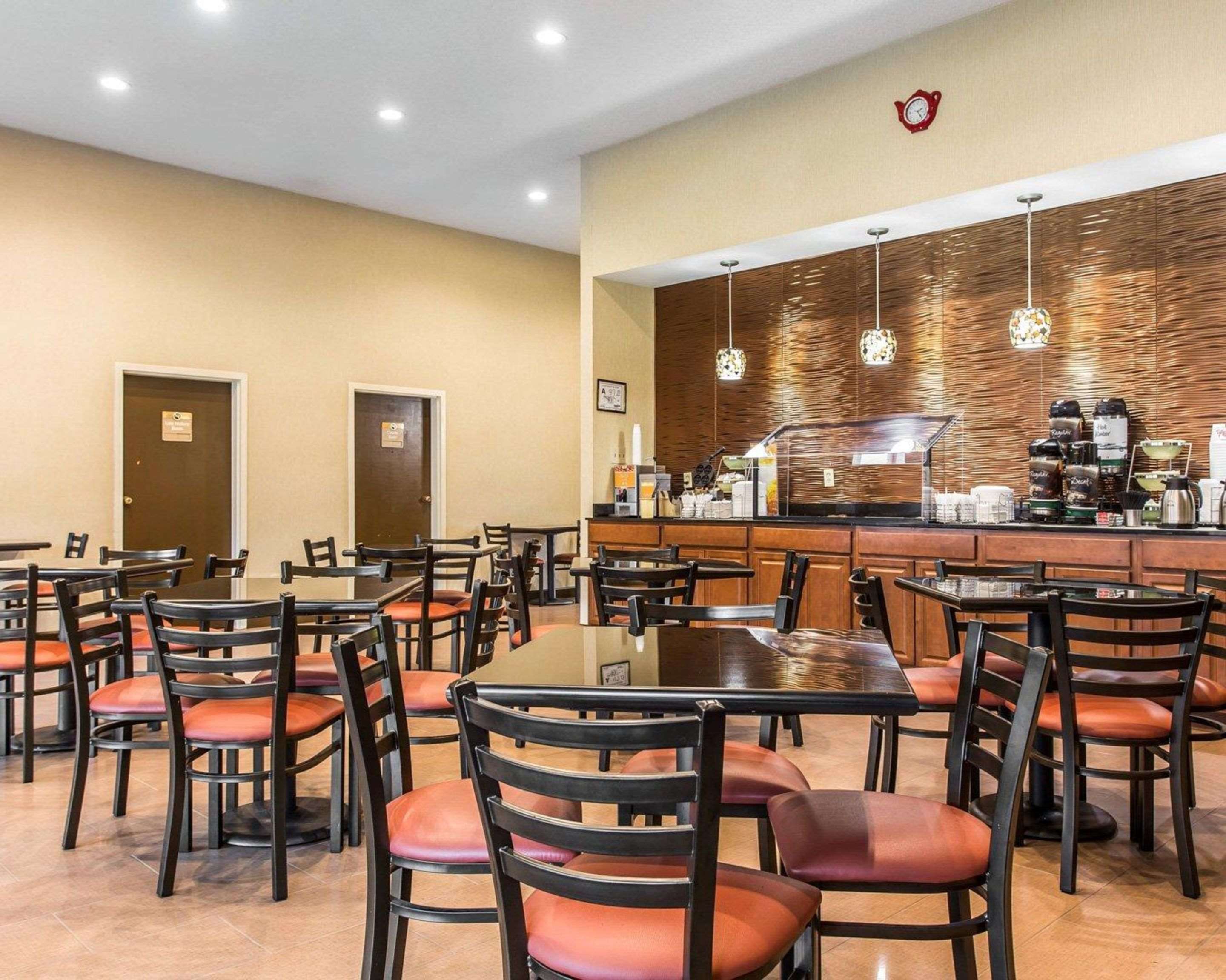Breakfast area | Quality Suites