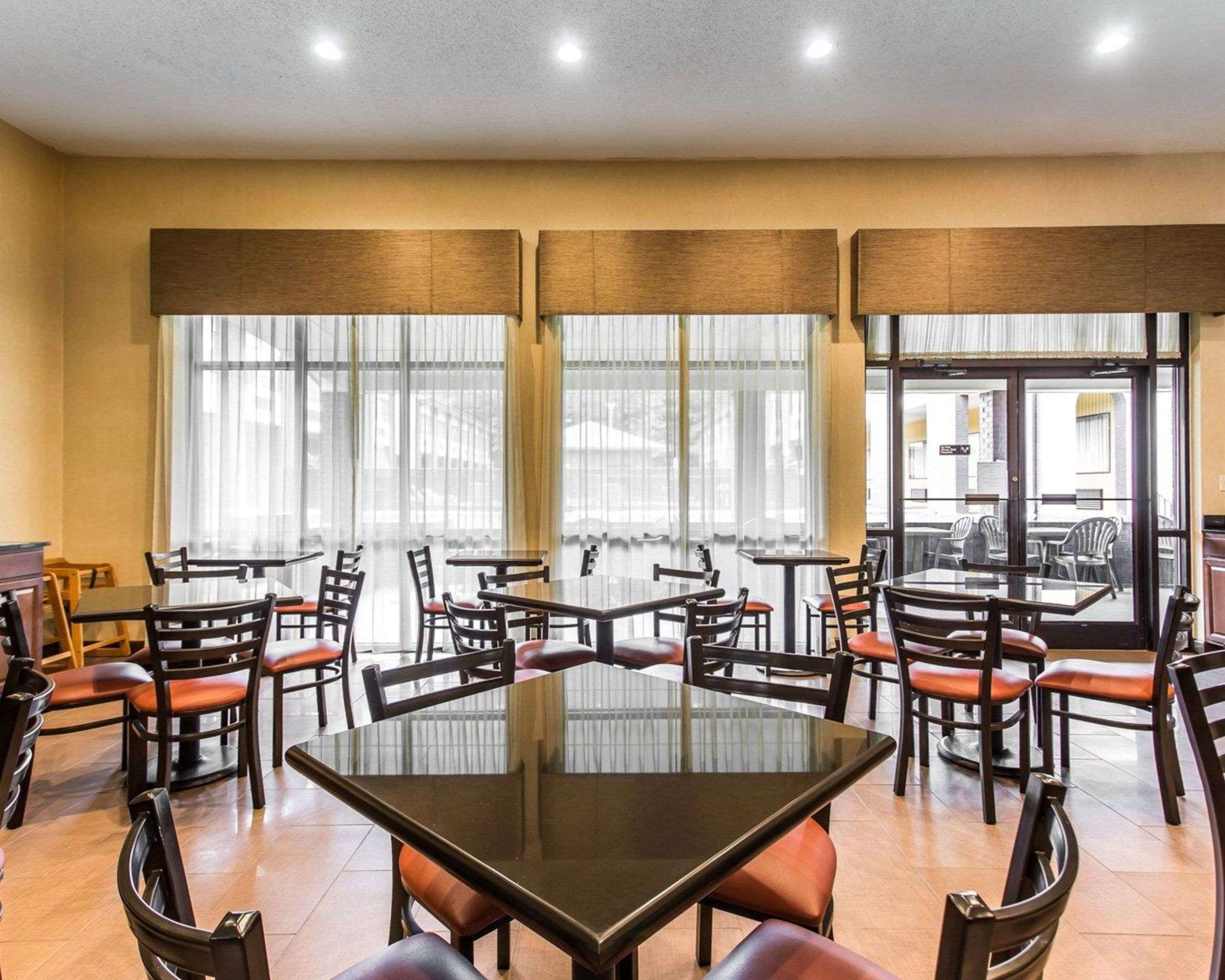 Enjoy breakfast in this seating area | Quality Suites