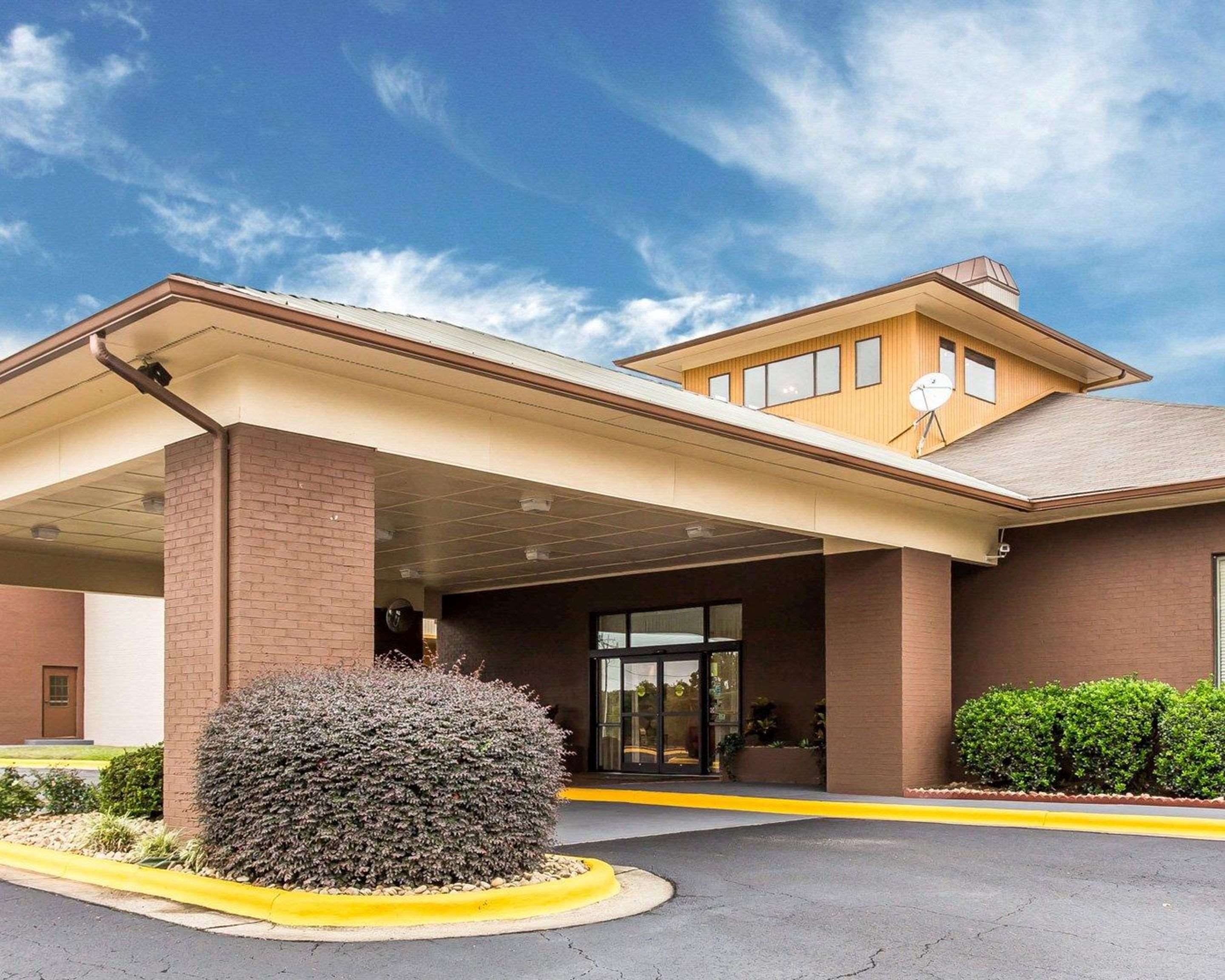 Hotel entrance | Quality Suites