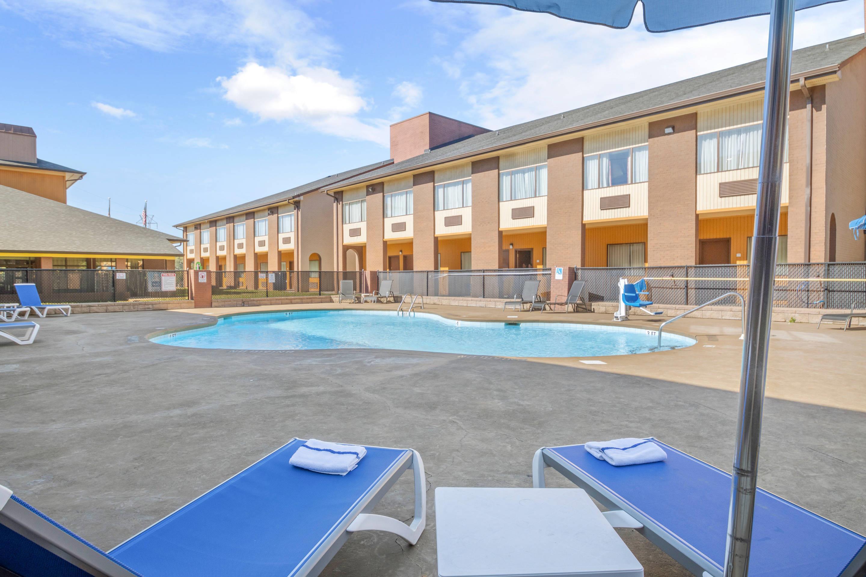 Outdoor pool | Quality Suites
