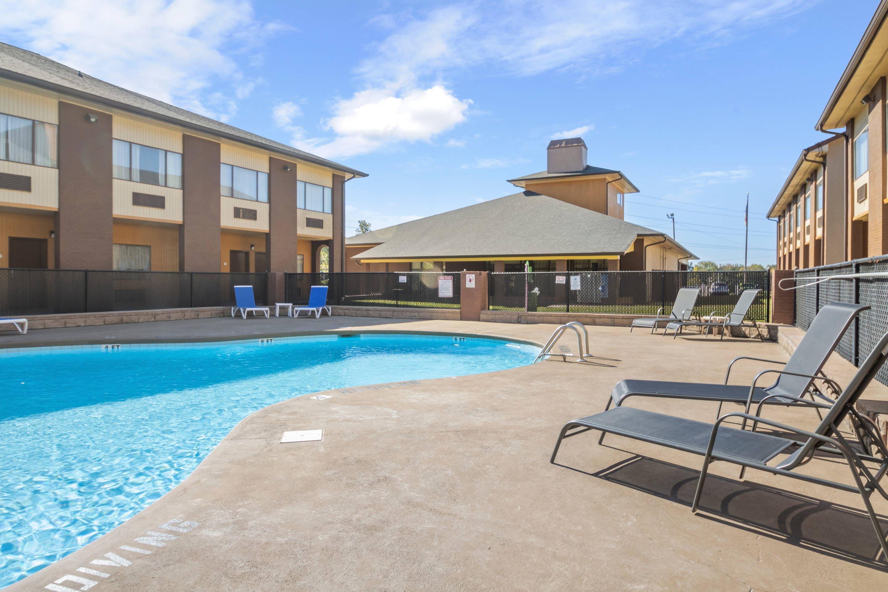 Outdoor pool | Quality Suites