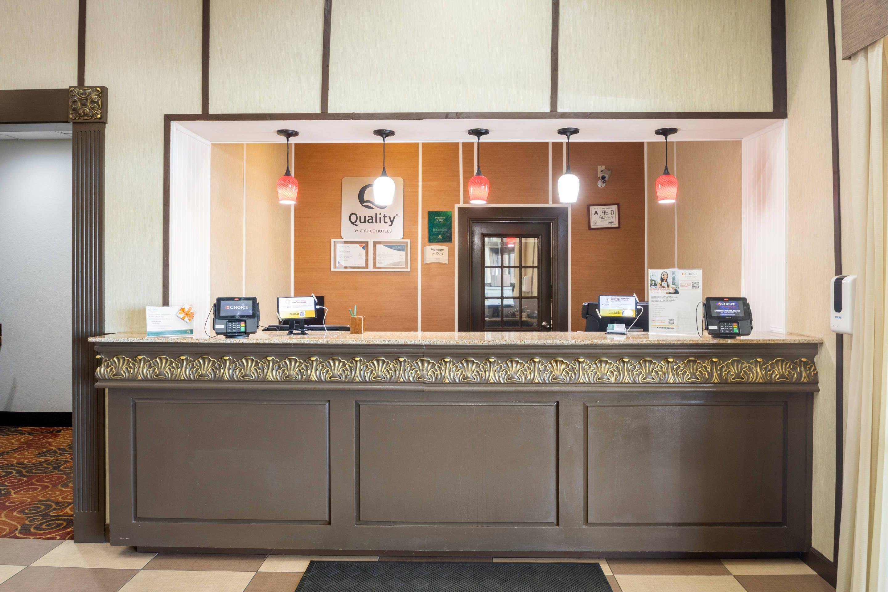 Front desk | Quality Suites