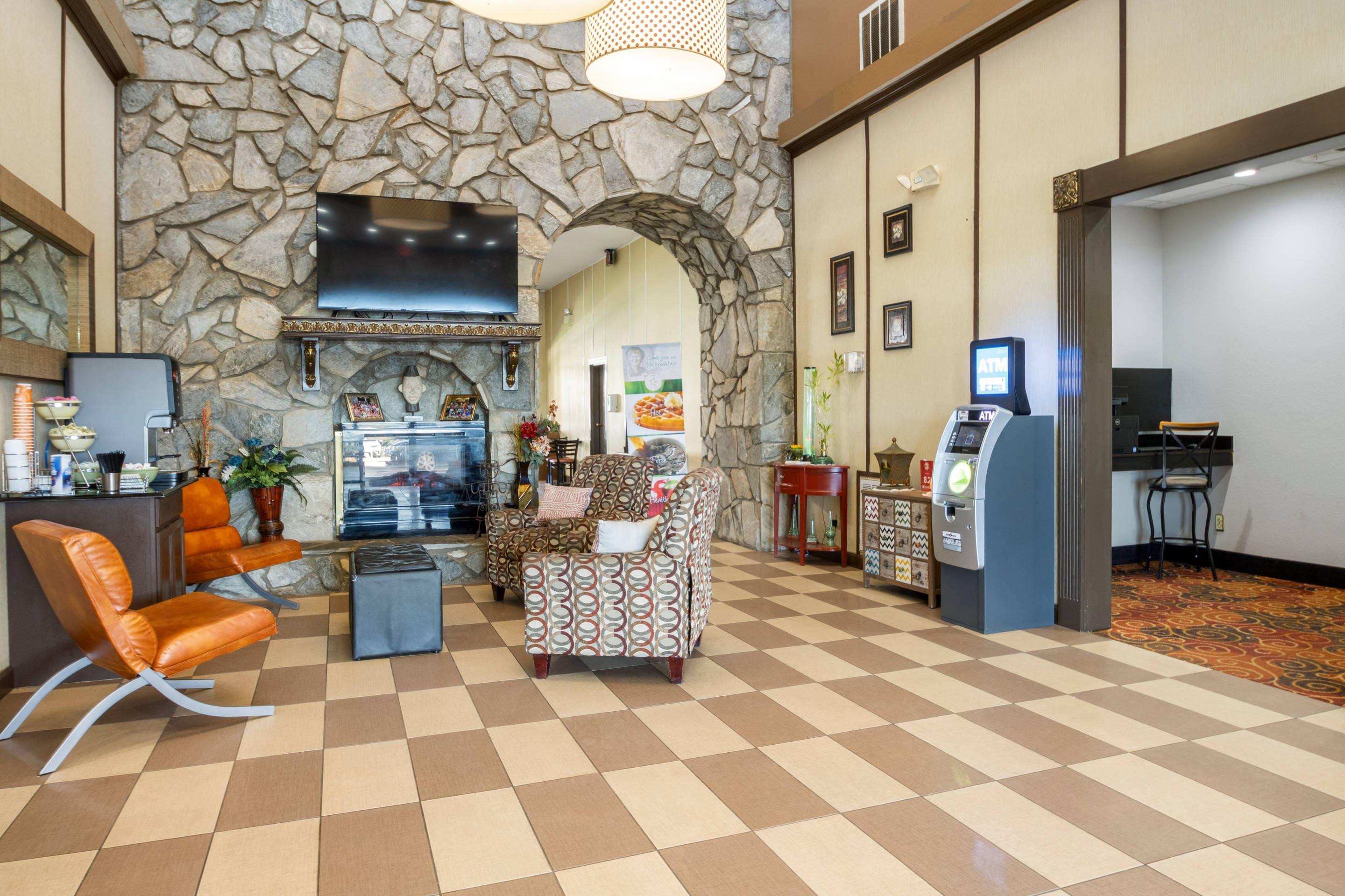 Lobby with sitting area | Quality Suites