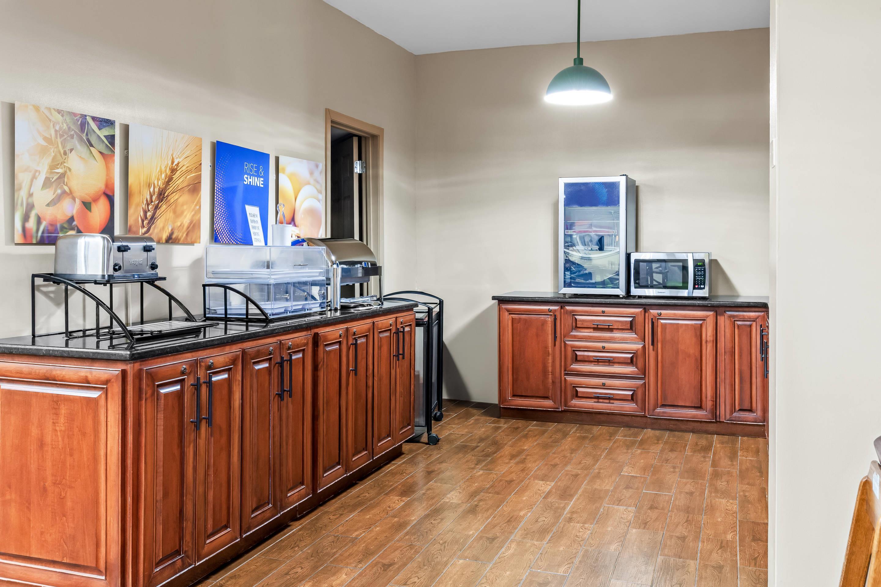 Breakfast area | Comfort Inn Laurinburg