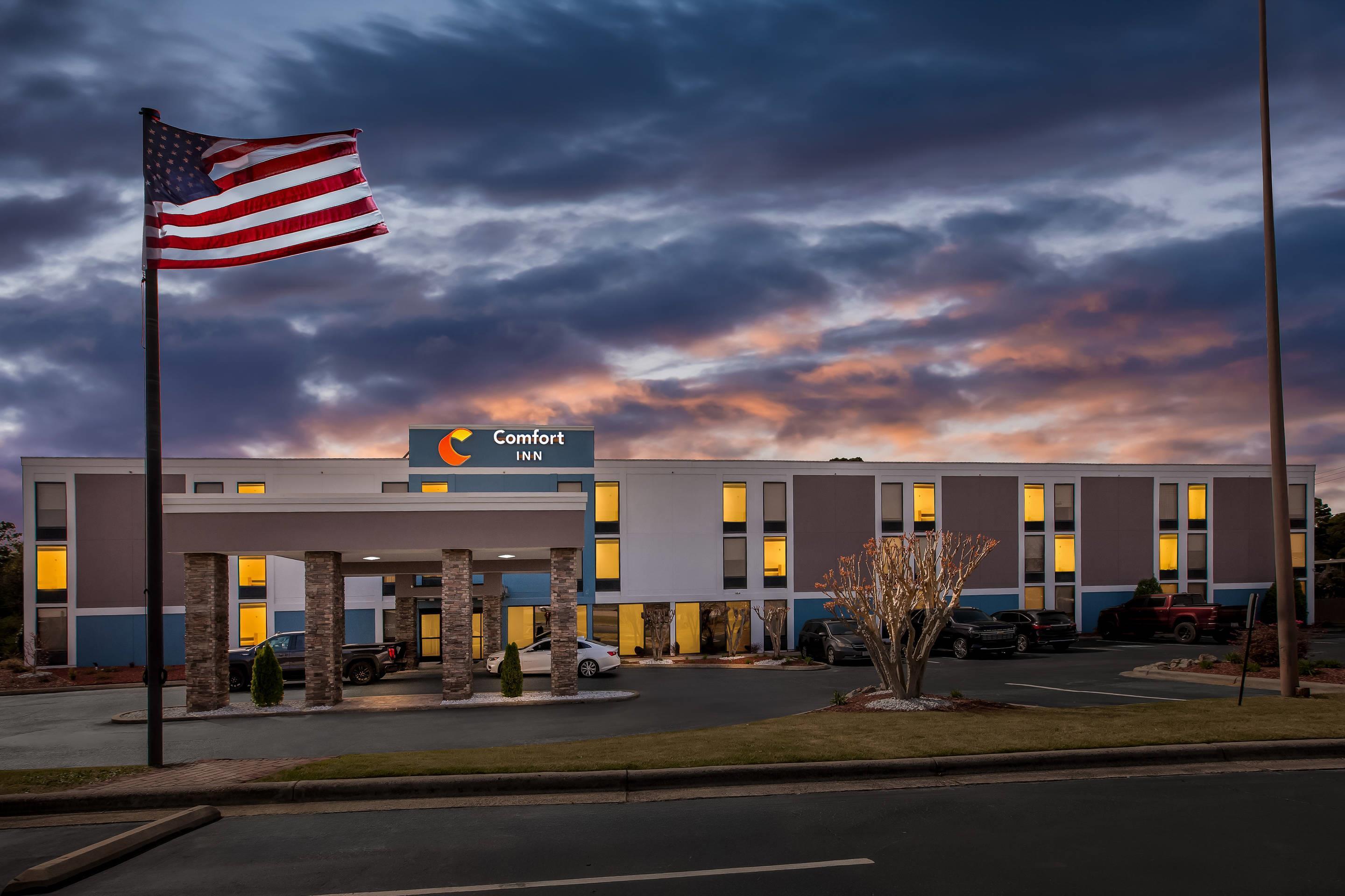 Hotel at night | Comfort Inn Laurinburg