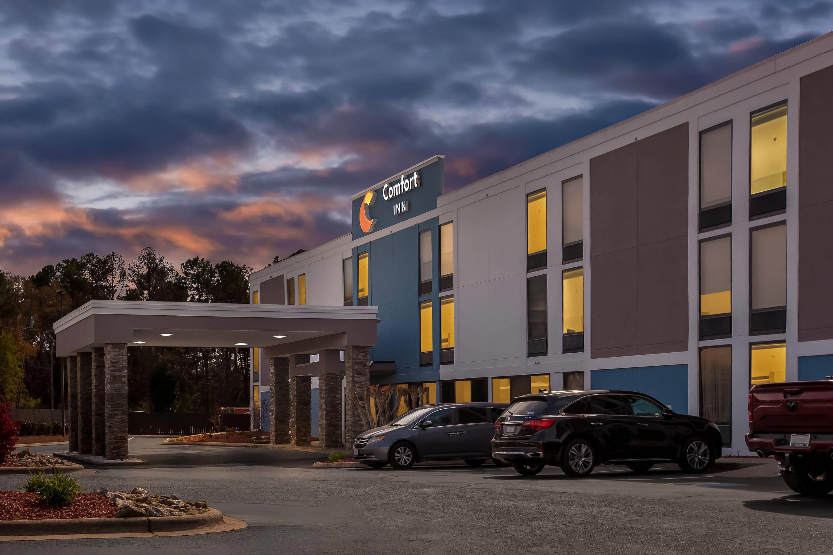 Hotel at night | Comfort Inn Laurinburg