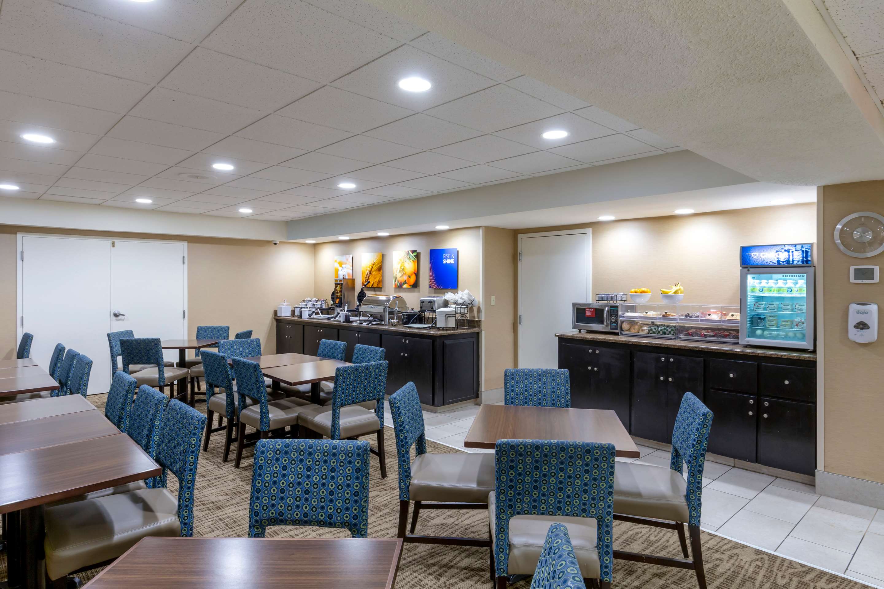 Breakfast area | Comfort Inn University Durham - Chapel Hill