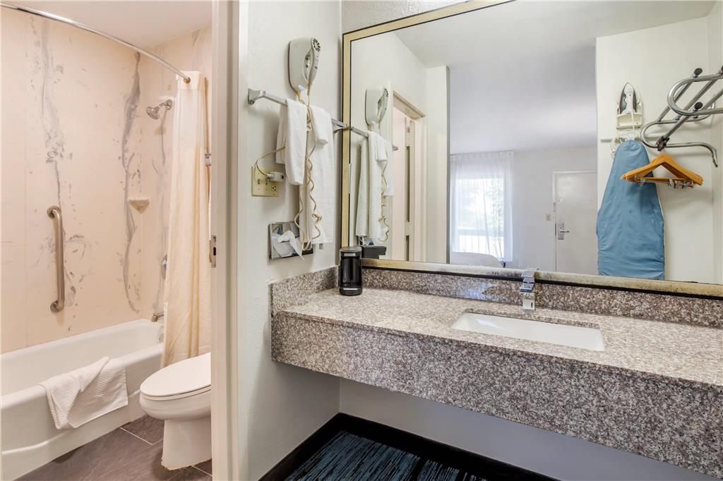 QUALITY INN MOUNT AIRY-guestroom-Guest Room,Bathroom,On-Site.jpg