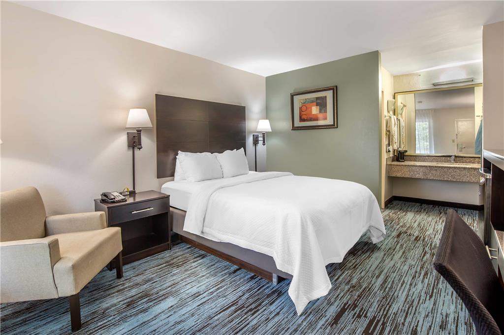 QUALITY INN MOUNT AIRY-guestroom-Guest Room,On-Site.jpg