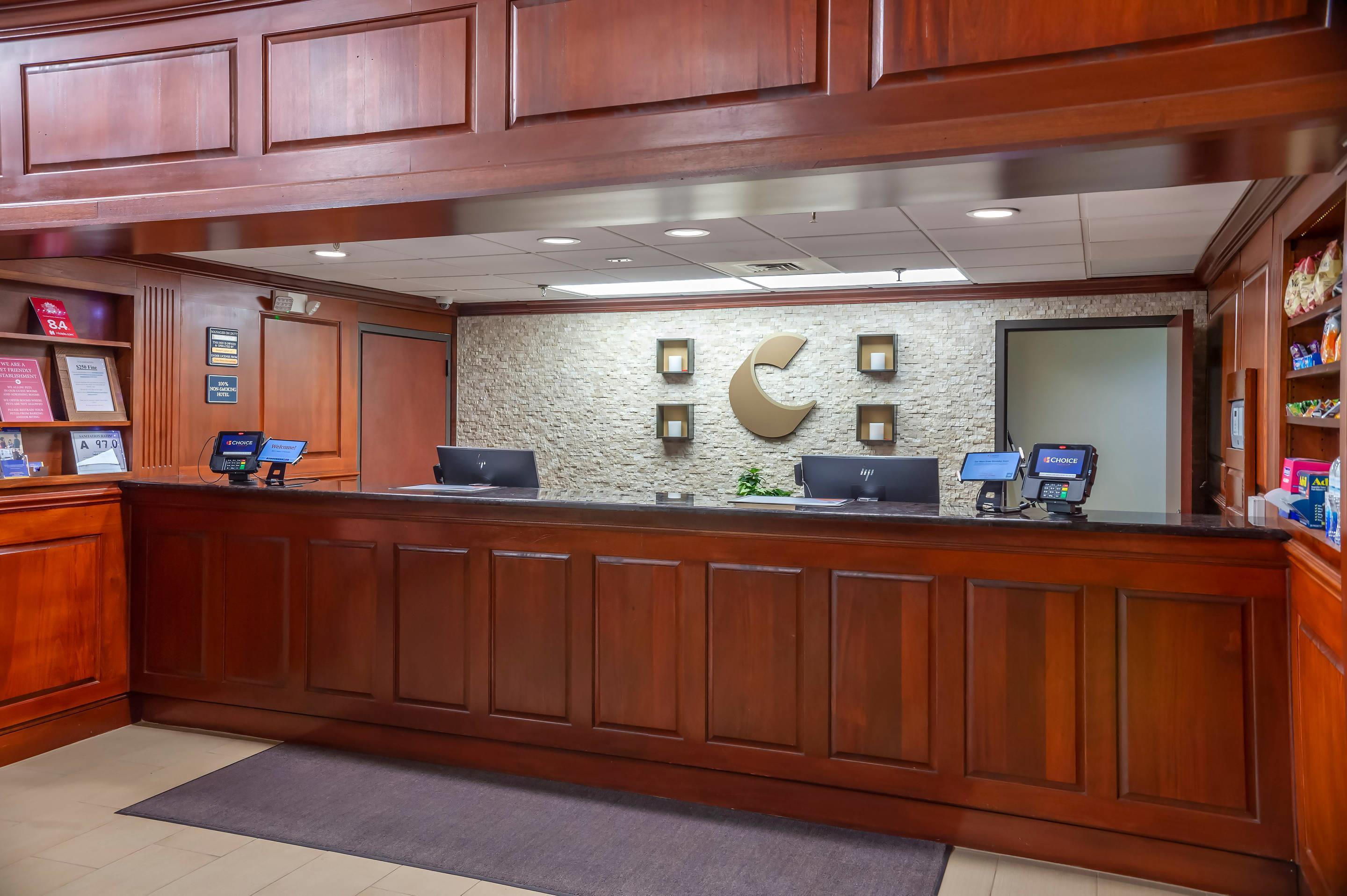 Front desk | Comfort Suites Outlet Center