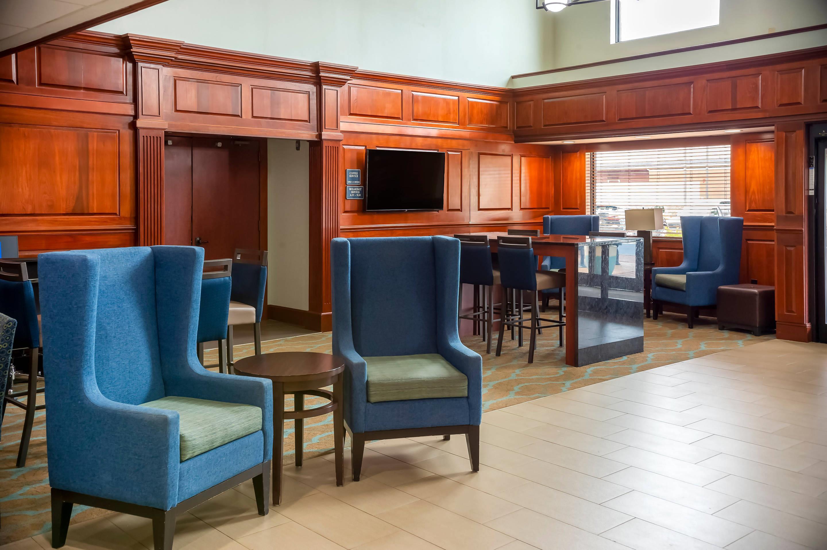 Spacious lobby with sitting area | Comfort Suites Outlet Center