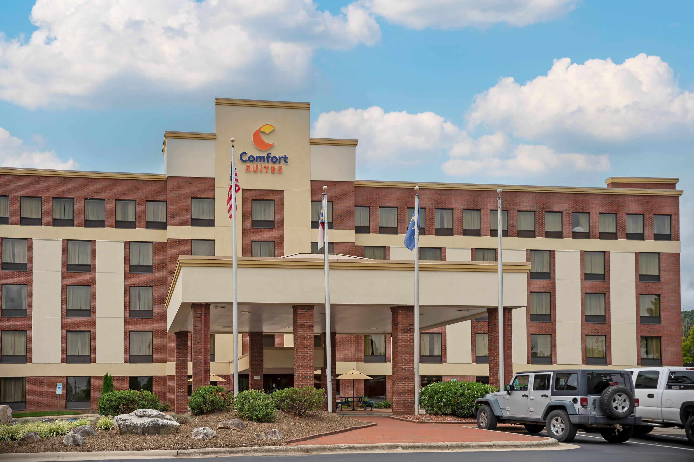 Hotel exterior | Comfort Suites Outlet Center