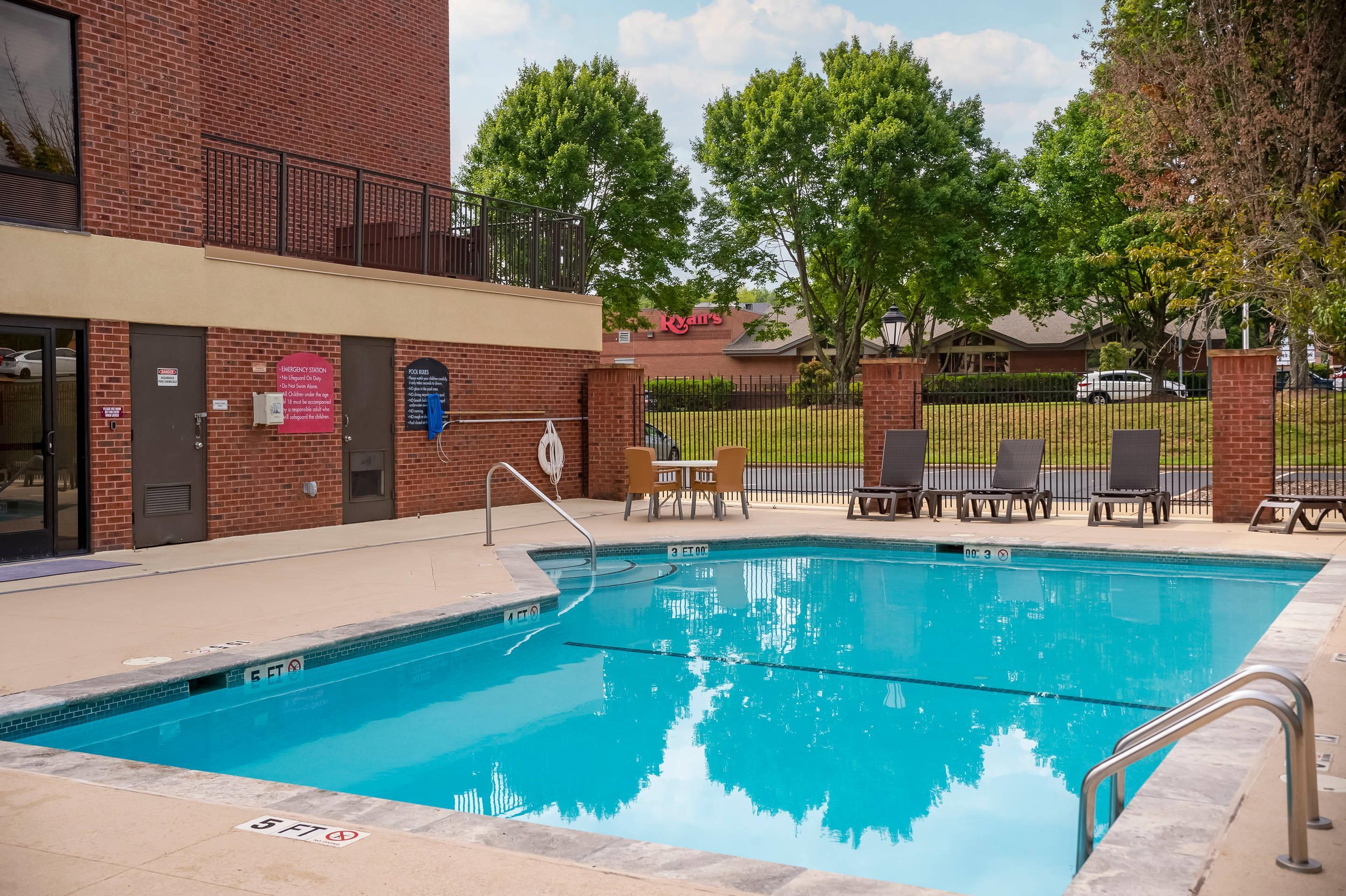Outdoor pool | Comfort Suites Outlet Center