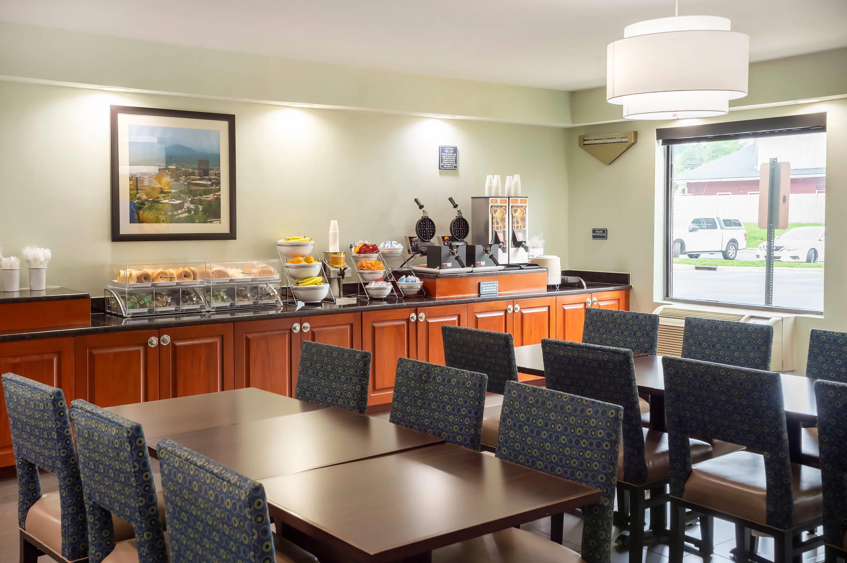 Enjoy breakfast in this seating area | Comfort Suites Outlet Center