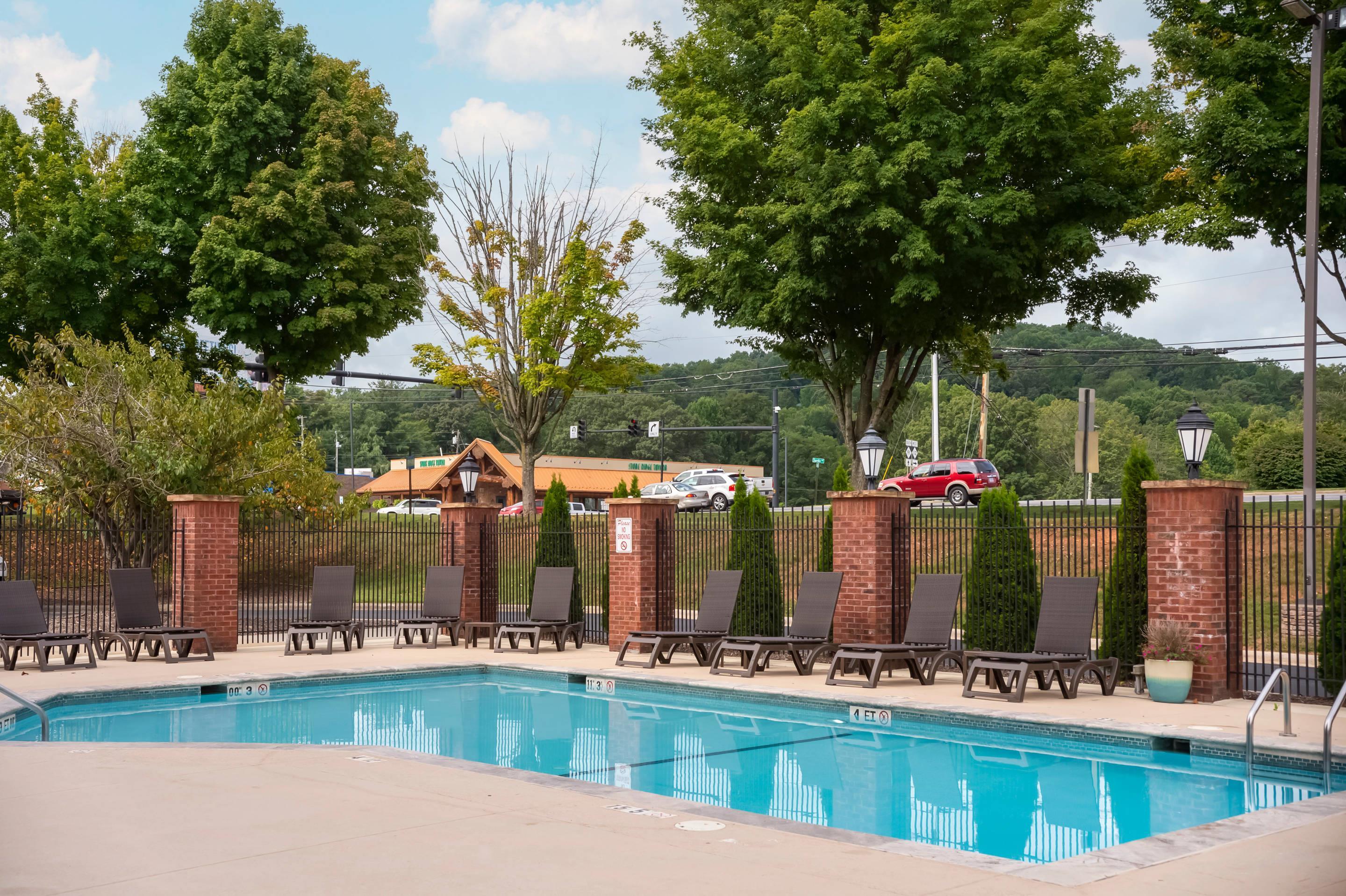 Outdoor pool | Comfort Suites Outlet Center