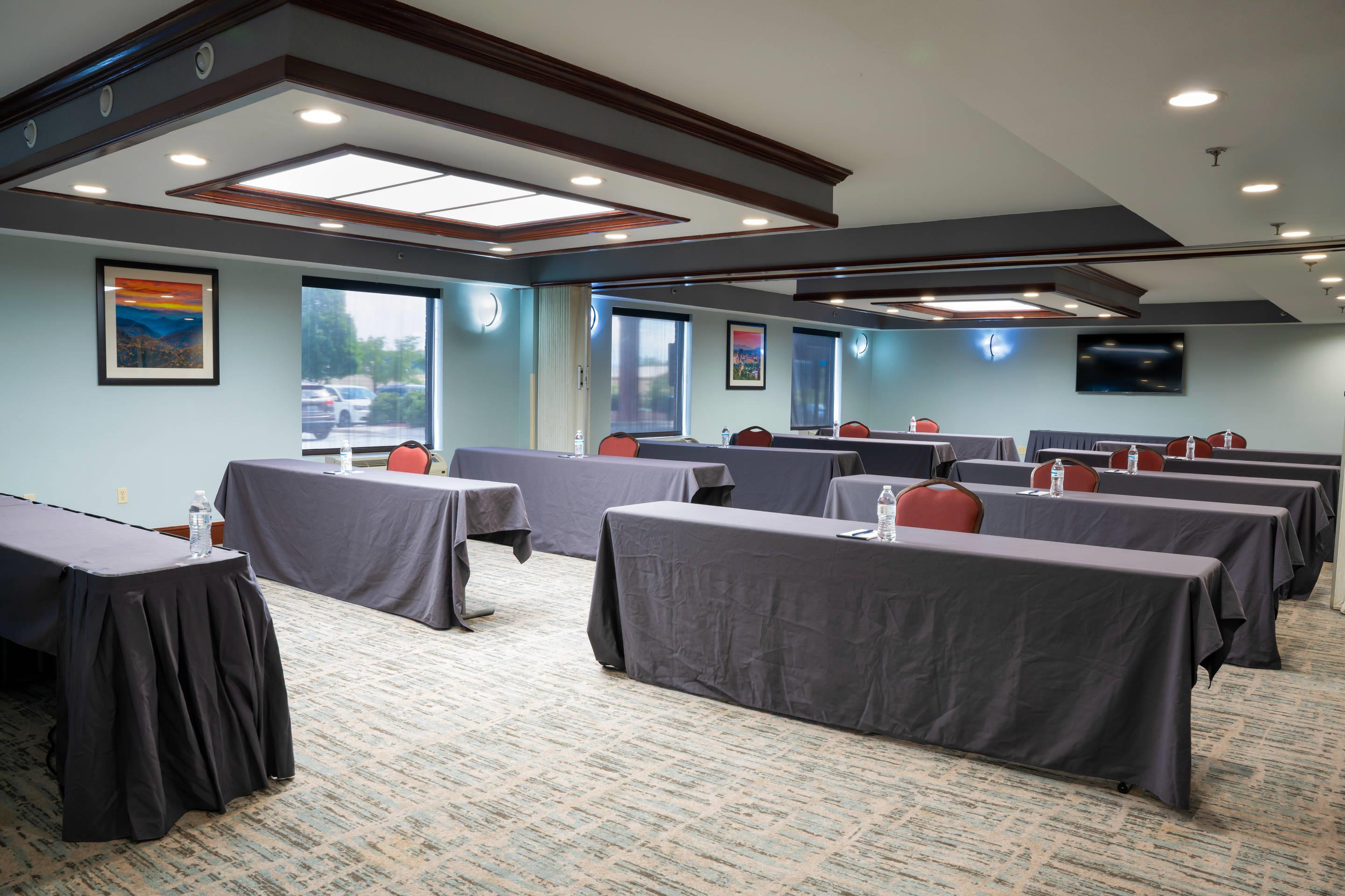 Crown Meeting Room | Comfort Suites Outlet Center