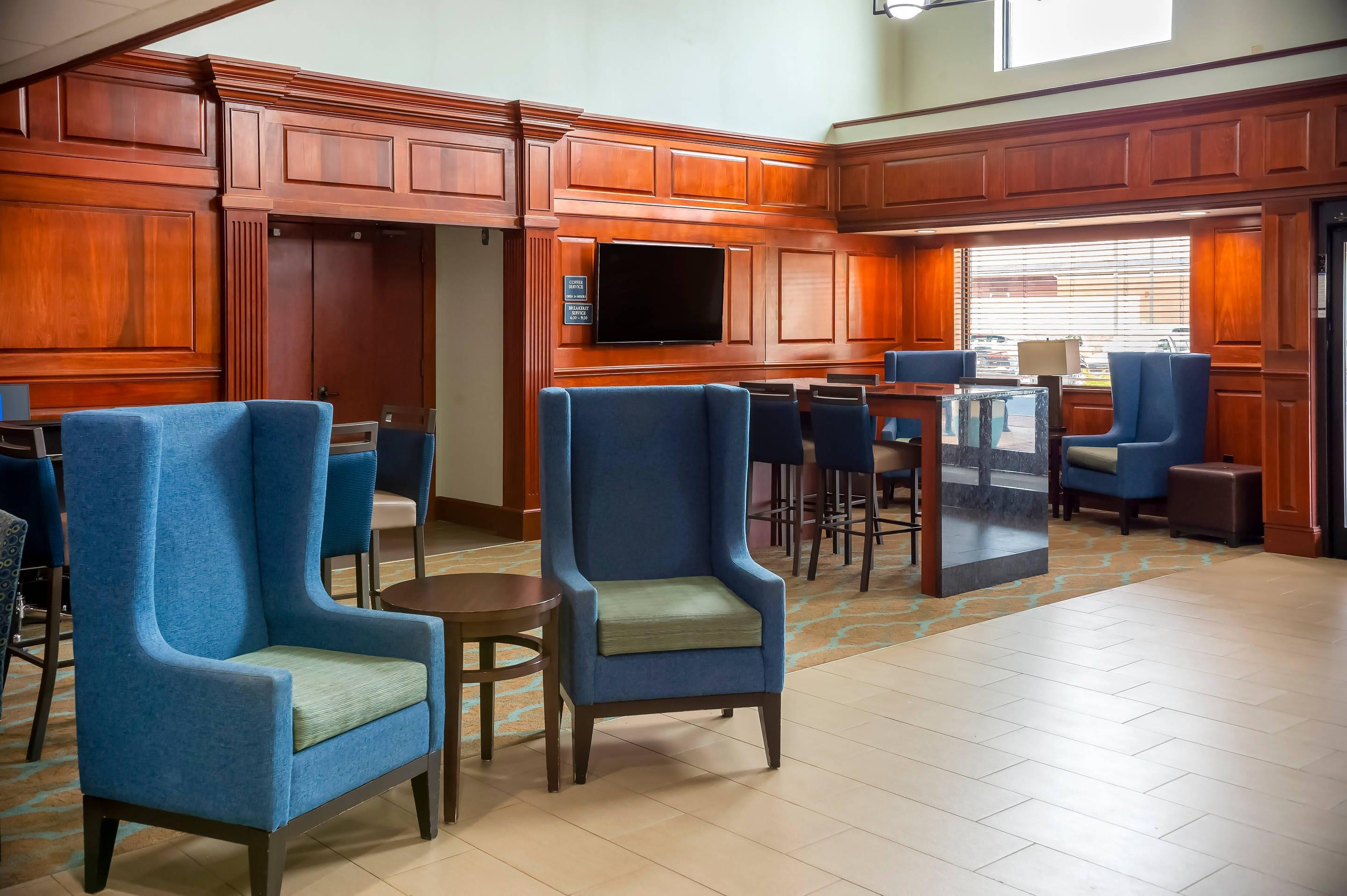 Spacious lobby with sitting area | Comfort Suites Outlet Center