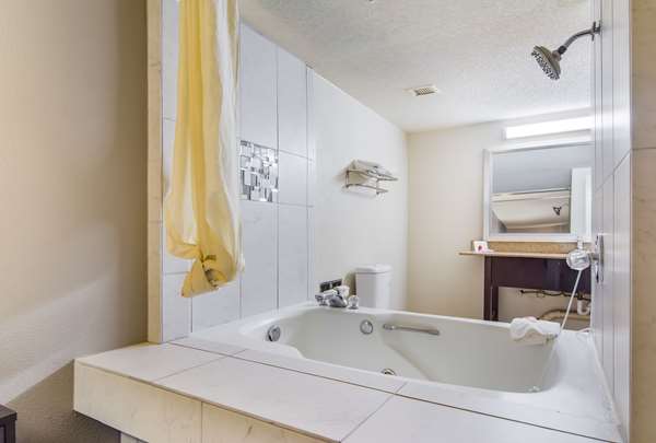 Suite - Econo Lodge Garner