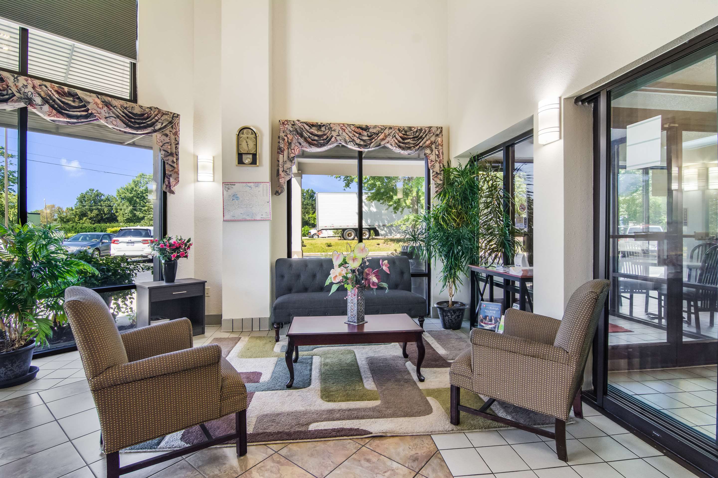 Lobby with sitting area | Econo Lodge South Garner