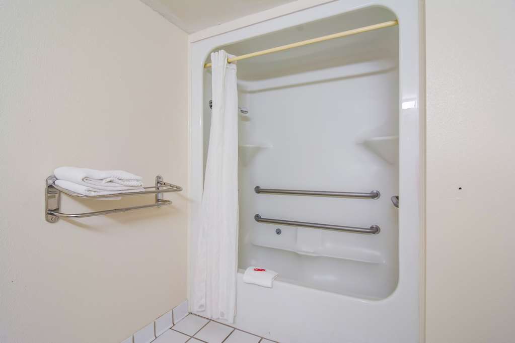 ECONO LODGE SOUTH-guestroom-Guest Room,Bathroom,On-Site.jpg