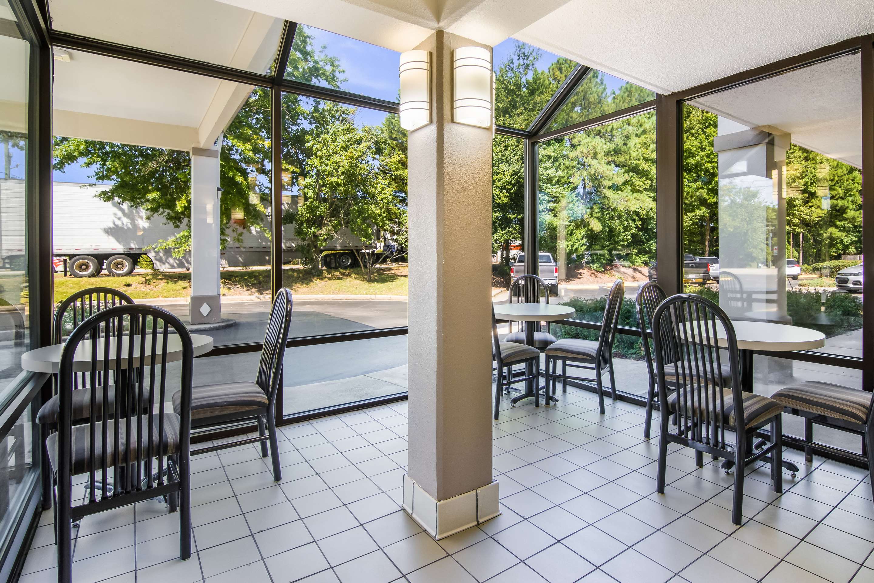 Breakfast area | Econo Lodge South Garner