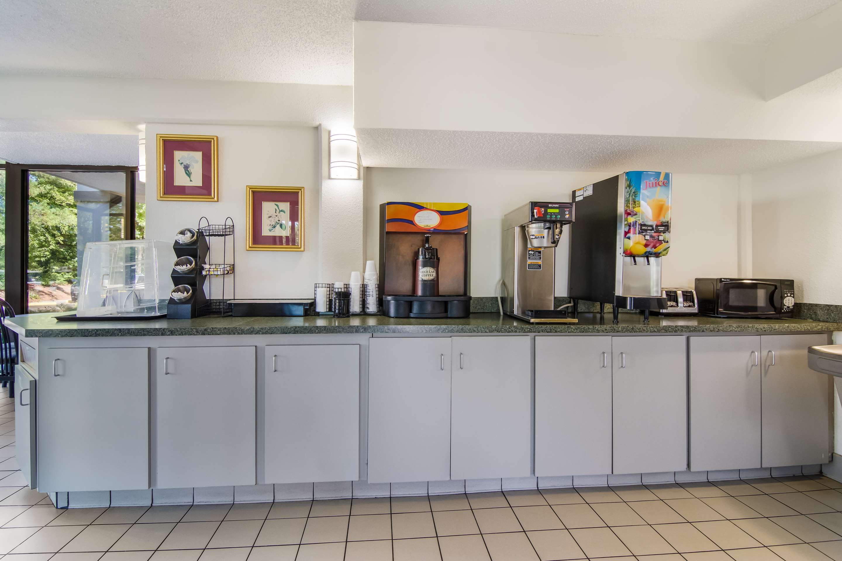 Breakfast area | Econo Lodge South Garner