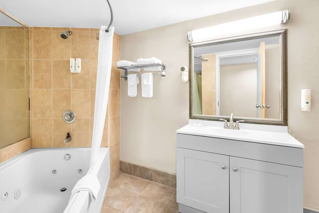 QUALITY INN SELMA - SMITHFIELD-guestroom-Guest Room,Bathroom,On-Site.jpg