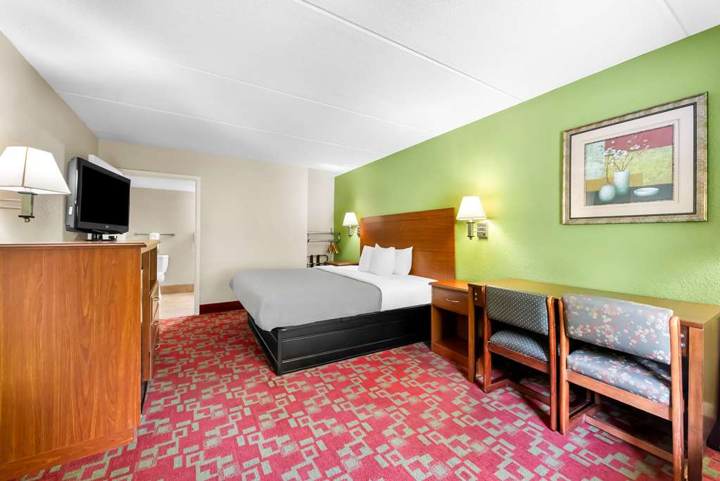 QUALITY INN SELMA - SMITHFIELD-guestroom-Guest Room,On-Site.jpg